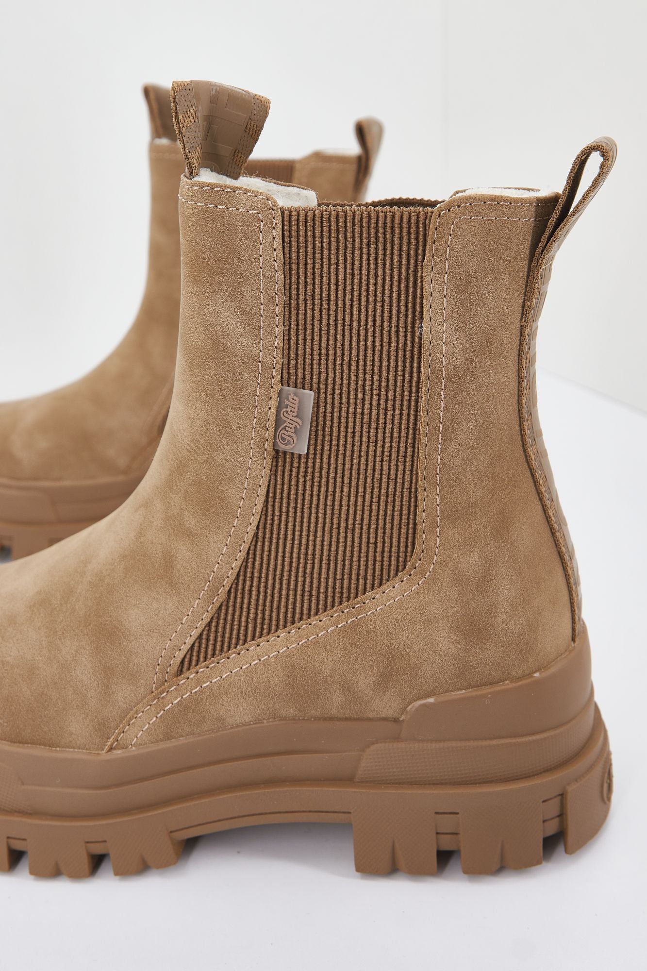 BUFFALO ASPHA CHELSEA MID en color MARRON CLARO (4)