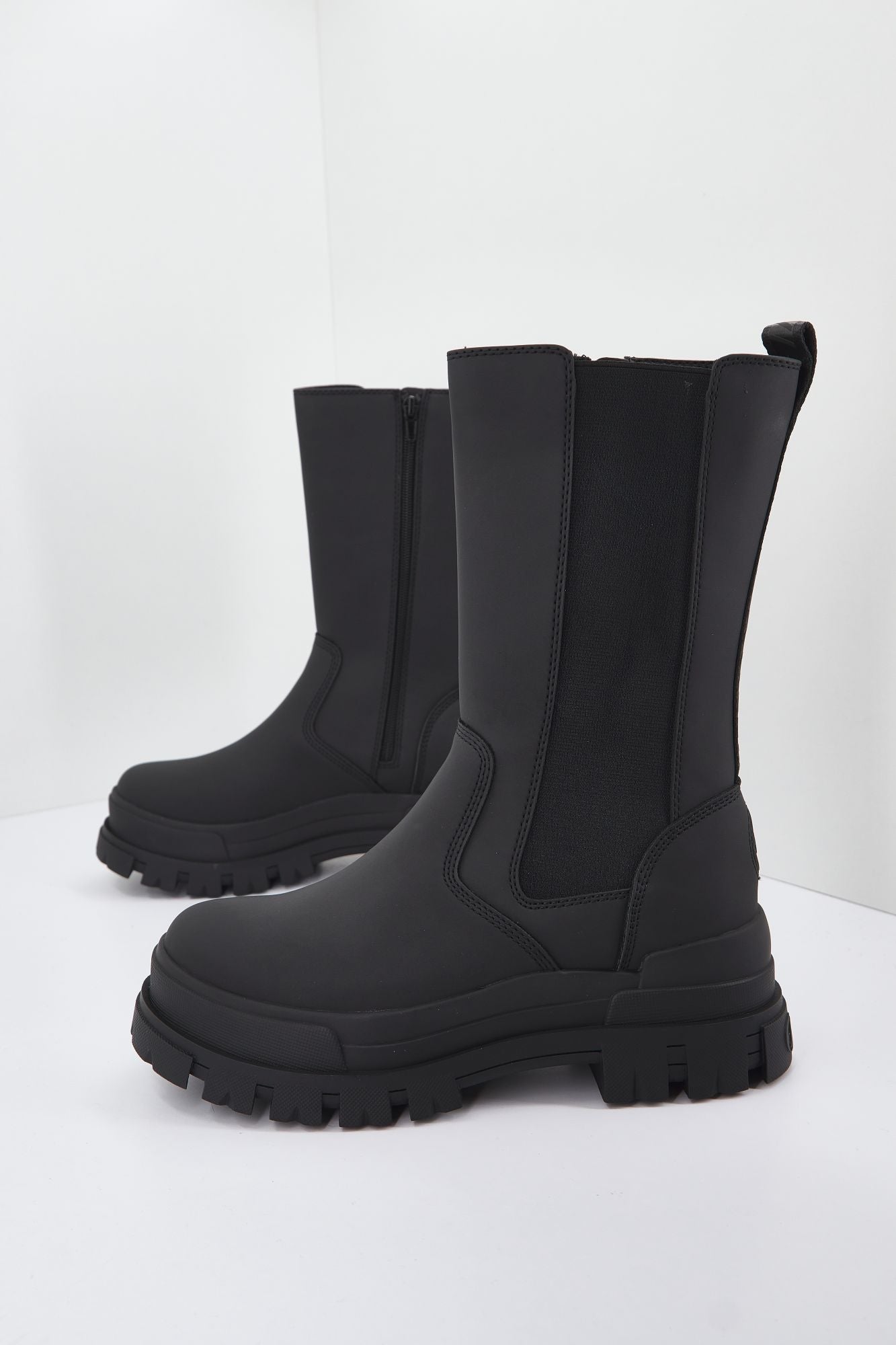 BUFFALO ASPHA CLF RAIN CHELSEA HI en color NEGRO (1)