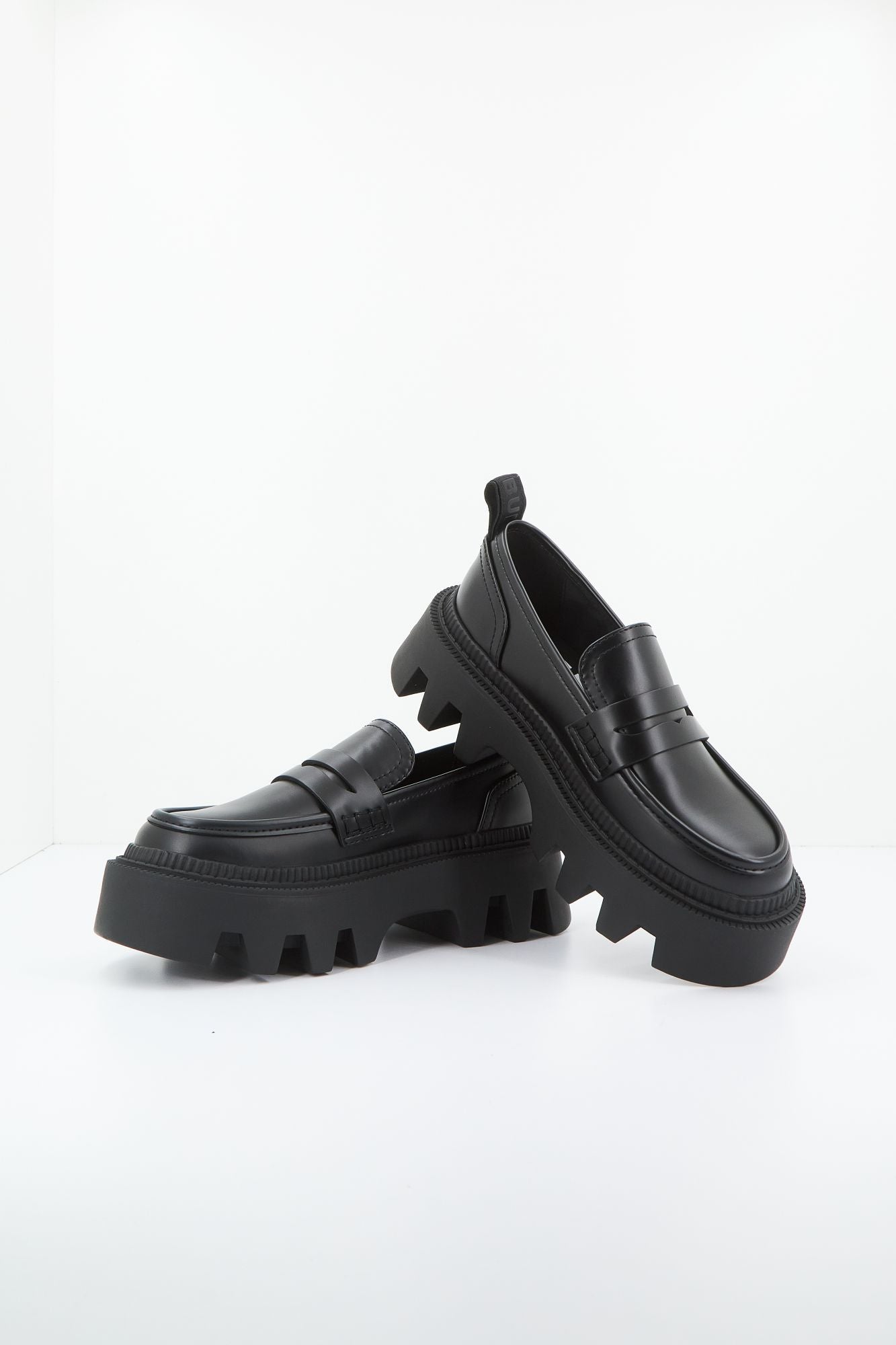 BUFFALO FLORA LOAFER en color NEGRO (1)