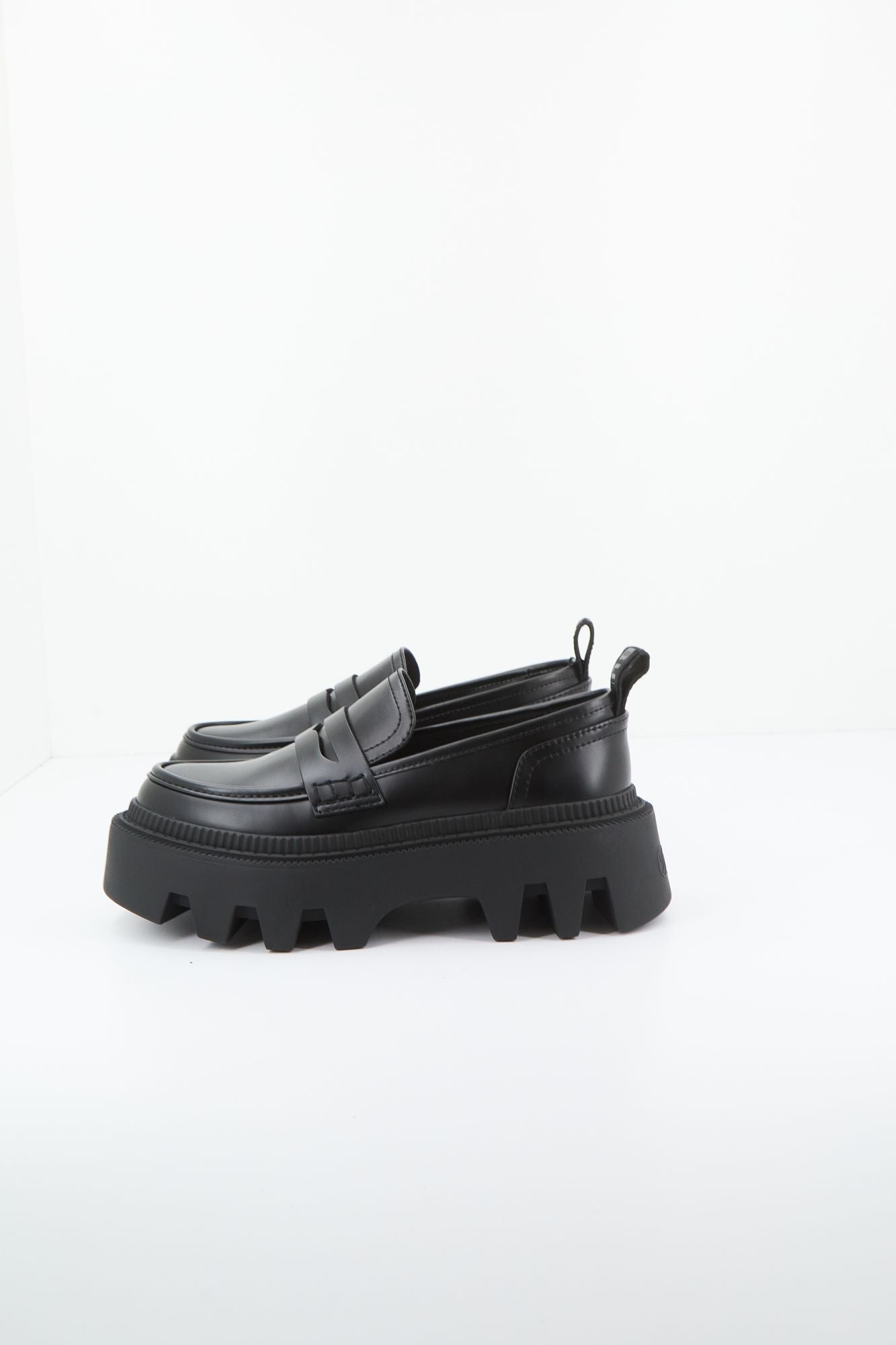 BUFFALO FLORA LOAFER en color NEGRO (3)
