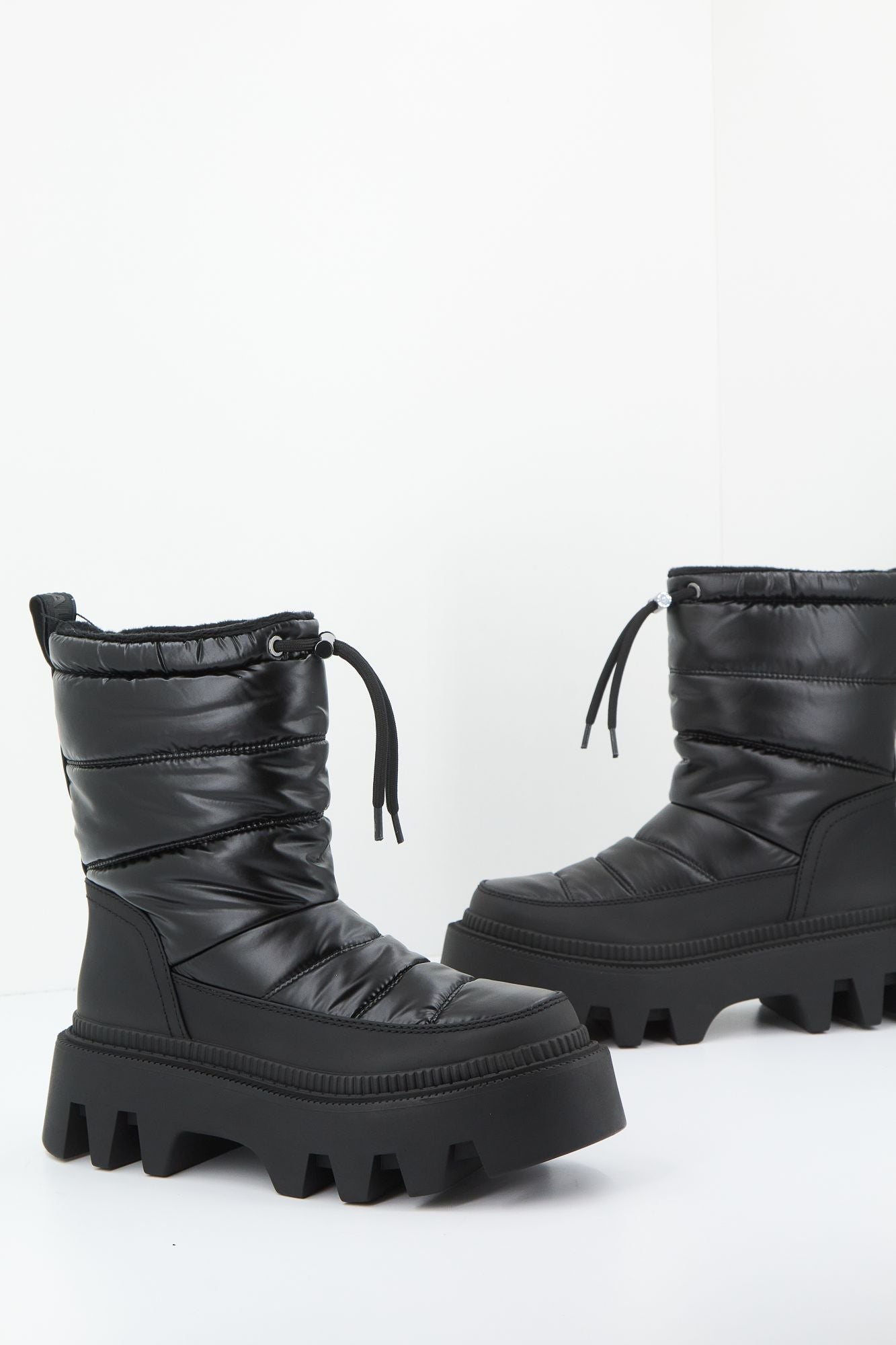 BUFFALO FLORA PUFFER BOOT en color NEGRO (1)