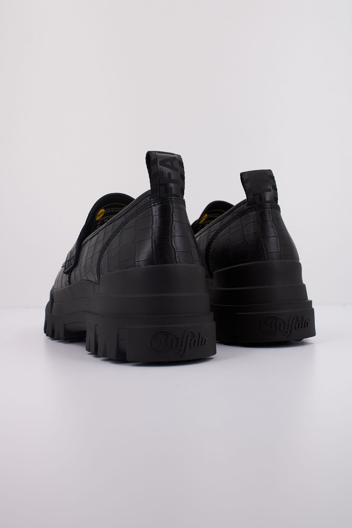 BUFFALO ASPHA LOAFER en color NEGRO (4)