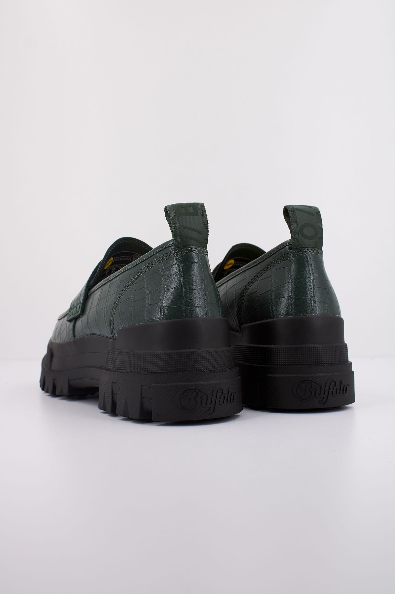 BUFFALO ASPHA LOAFER en color VERDE (4)