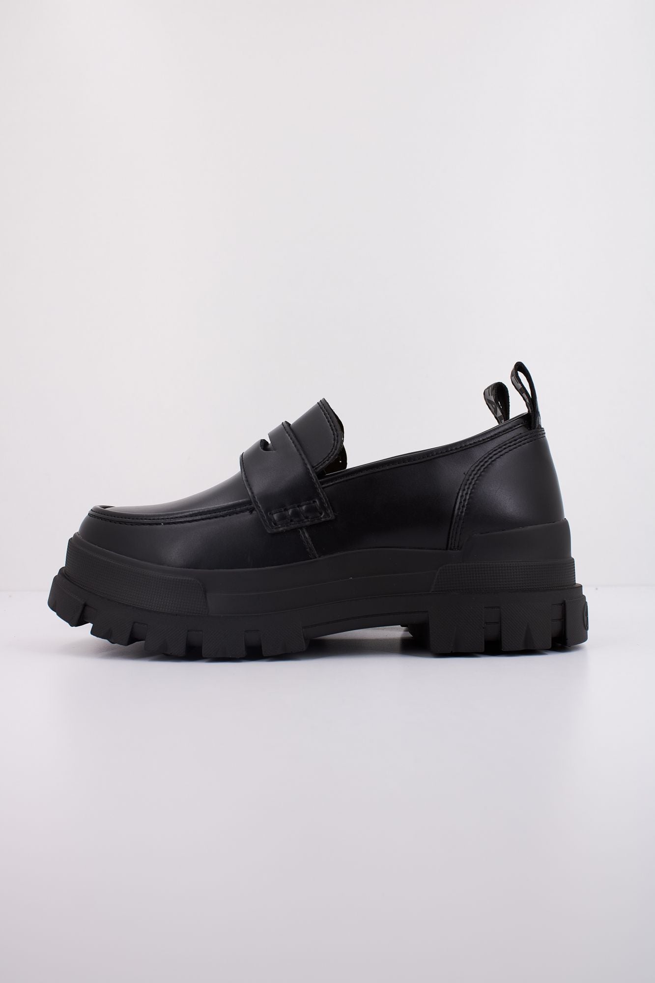 BUFFALO ASPHA LOAFER en color NEGRO (1)