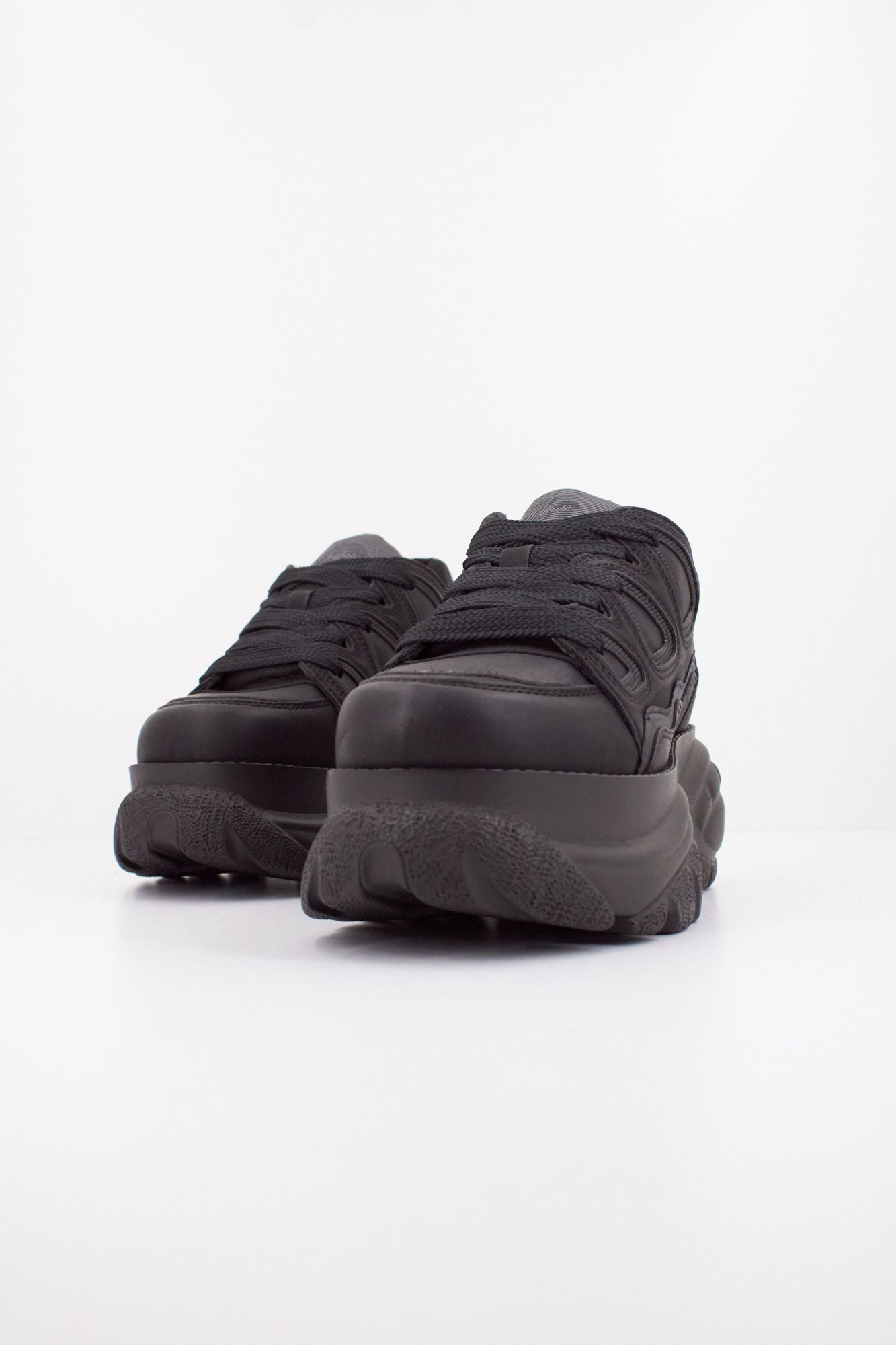 BUFFALO CLASSIC LOW SNEAKERS en color NEGRO (2)