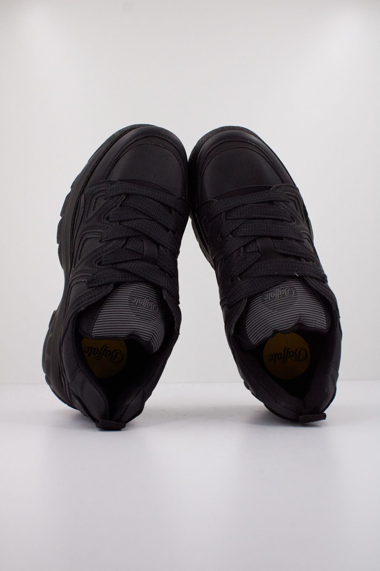 BUFFALO CLASSIC LOW SNEAKERS en color NEGRO (3)