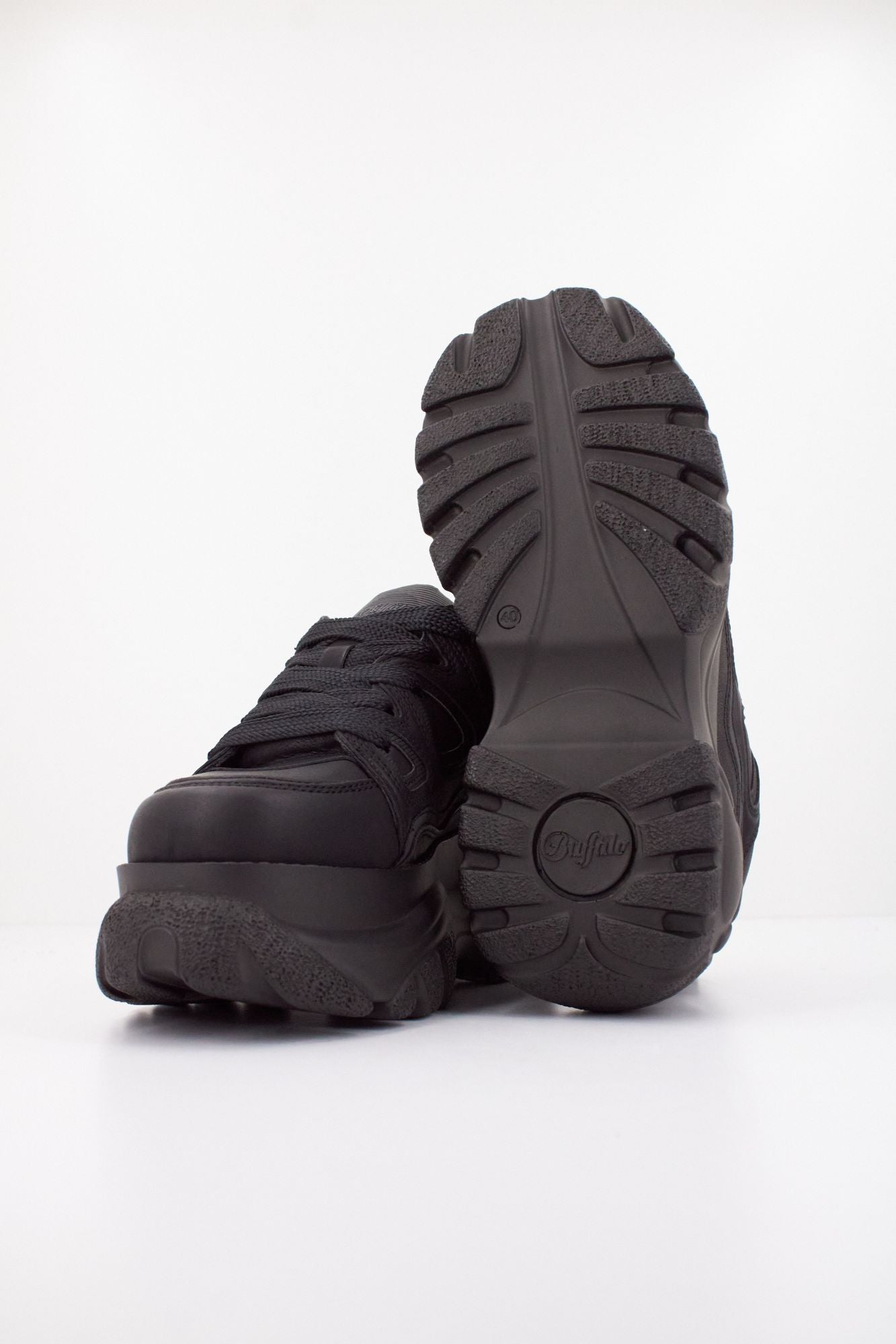 BUFFALO CLASSIC LOW SNEAKERS en color NEGRO (5)