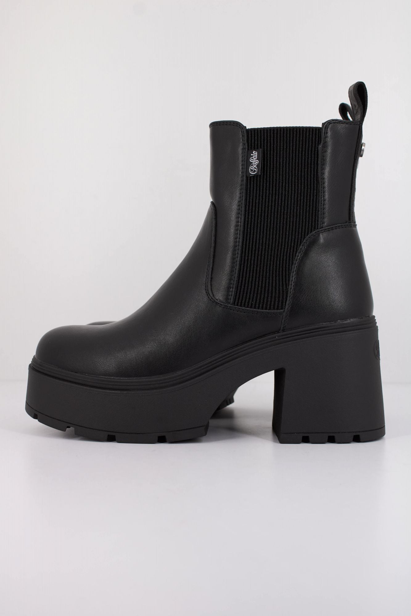 BUFFALO MILA CHELSEA en color NEGRO (1)