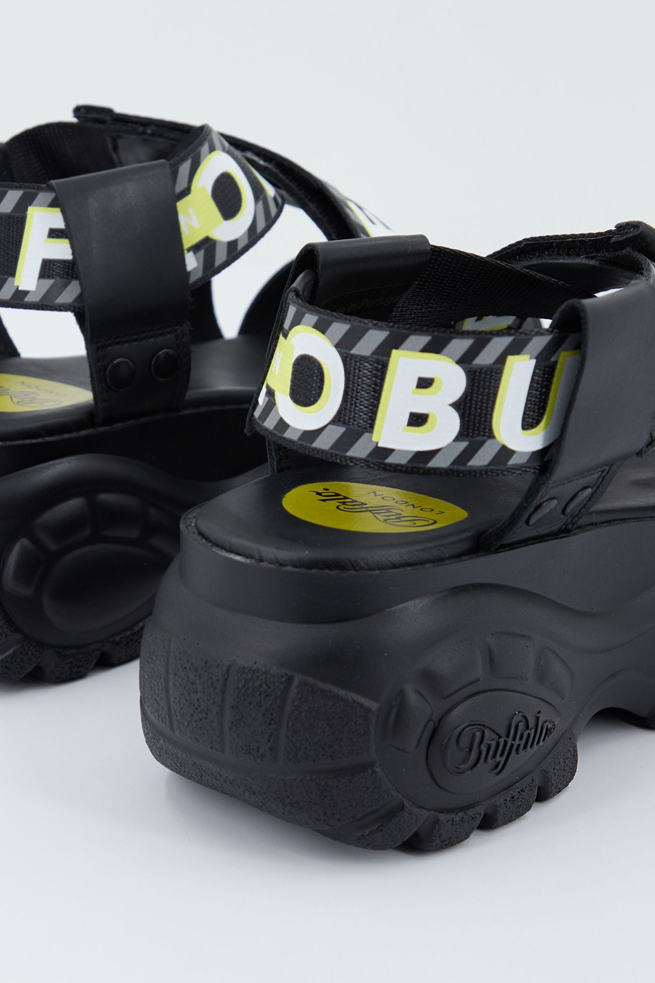 BUFFALO BUFFALO BO SANDAL en color NEGRO (4)