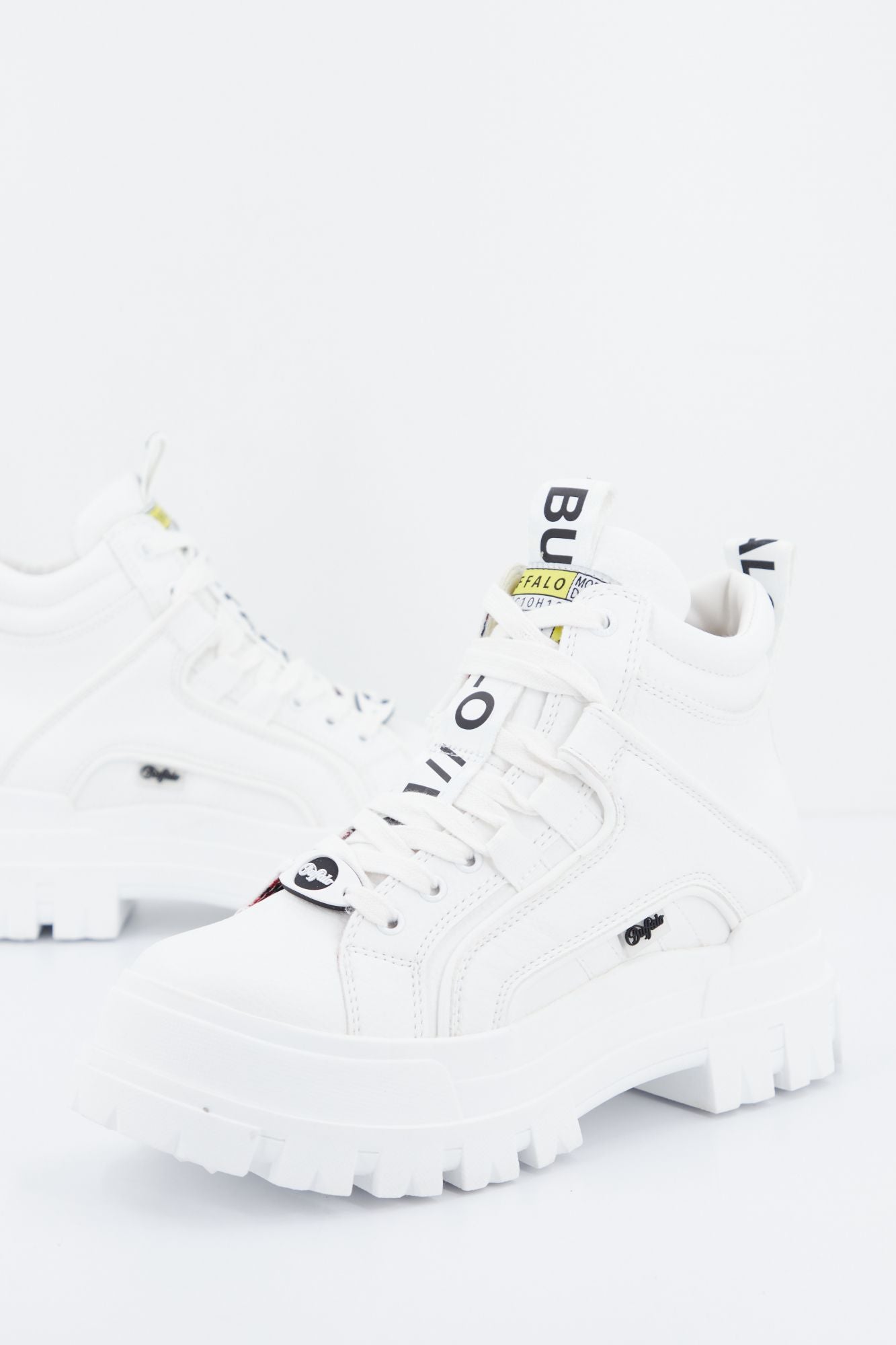 BUFFALO ASPHA NC MID en color BLANCO (1)