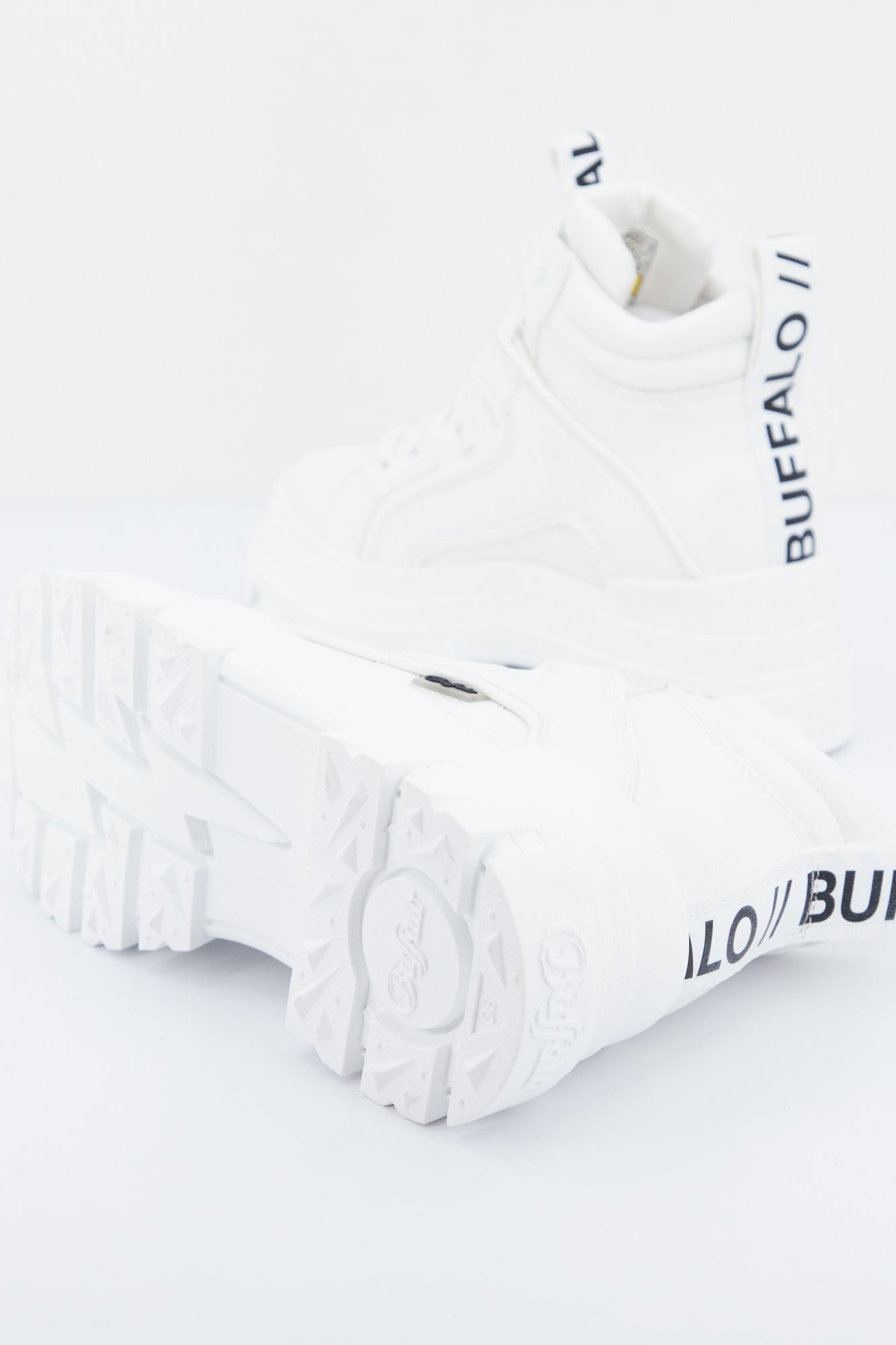 BUFFALO ASPHA NC MID en color BLANCO (4)
