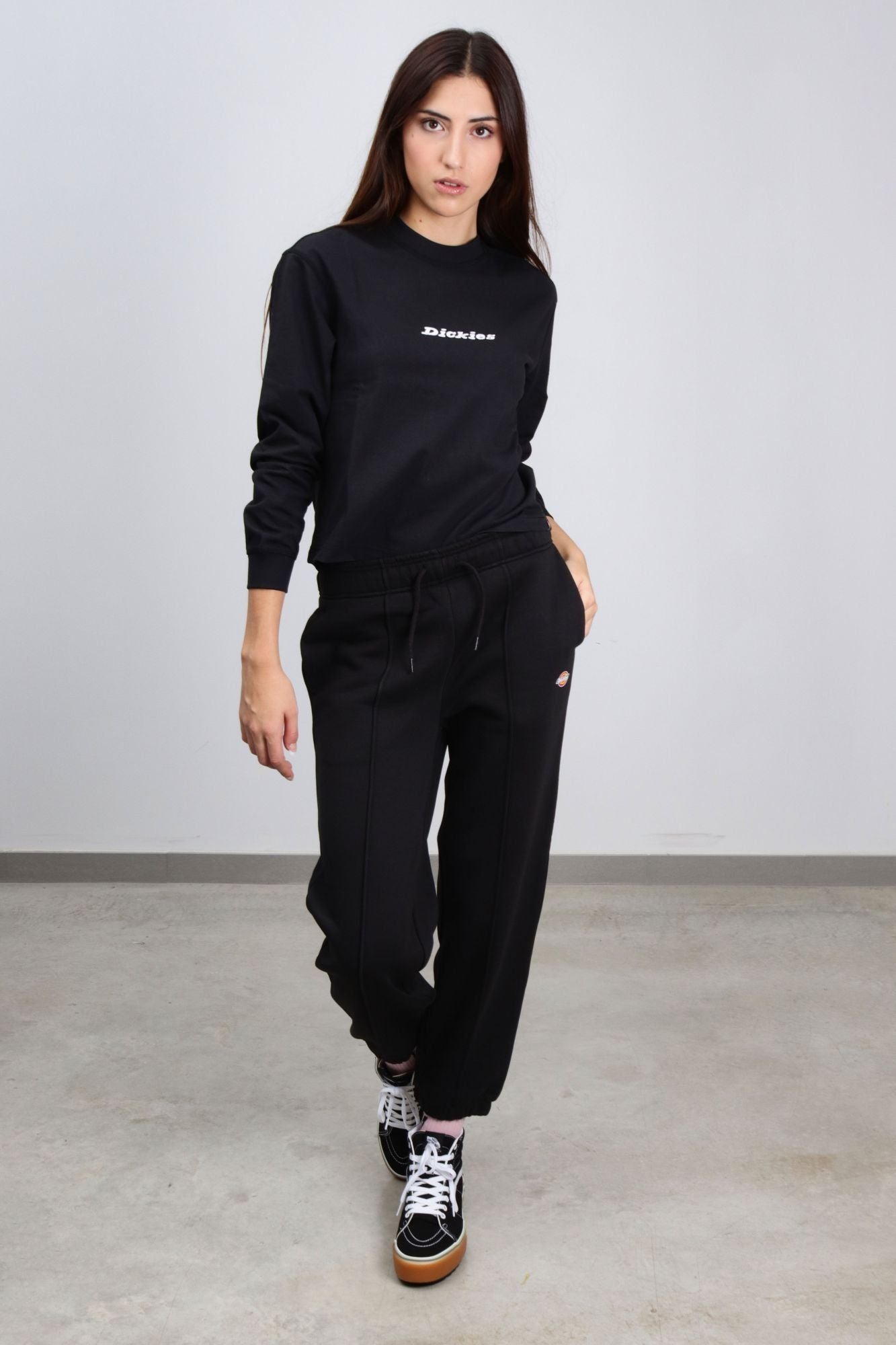DICKIES MAPLETON SWEATPANT WOM en color NEGRO (1)