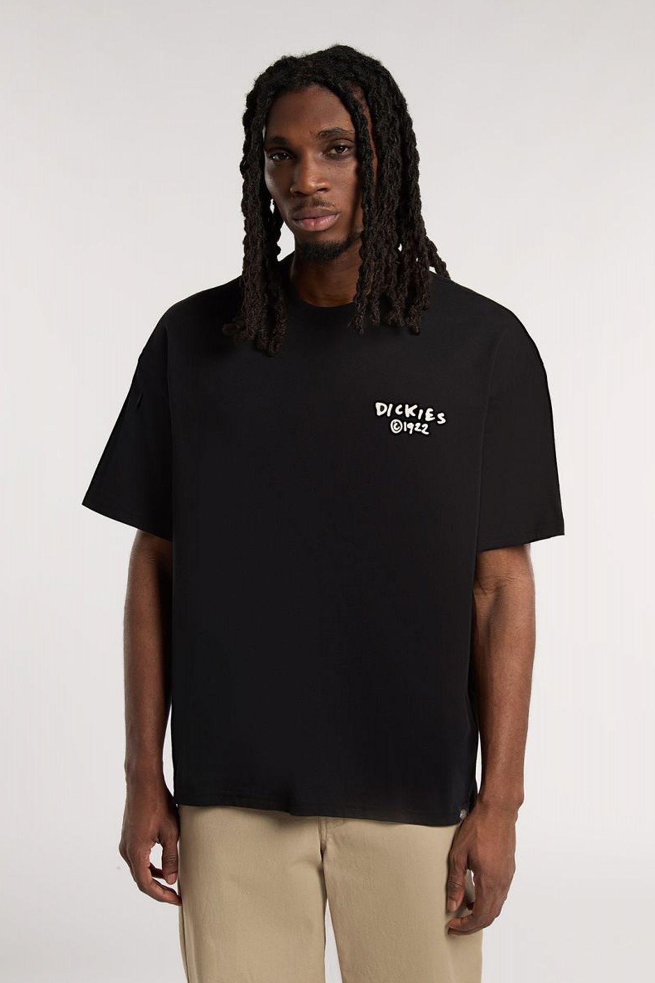 DICKIES SNEEDVILLE TE en color NEGRO (1)