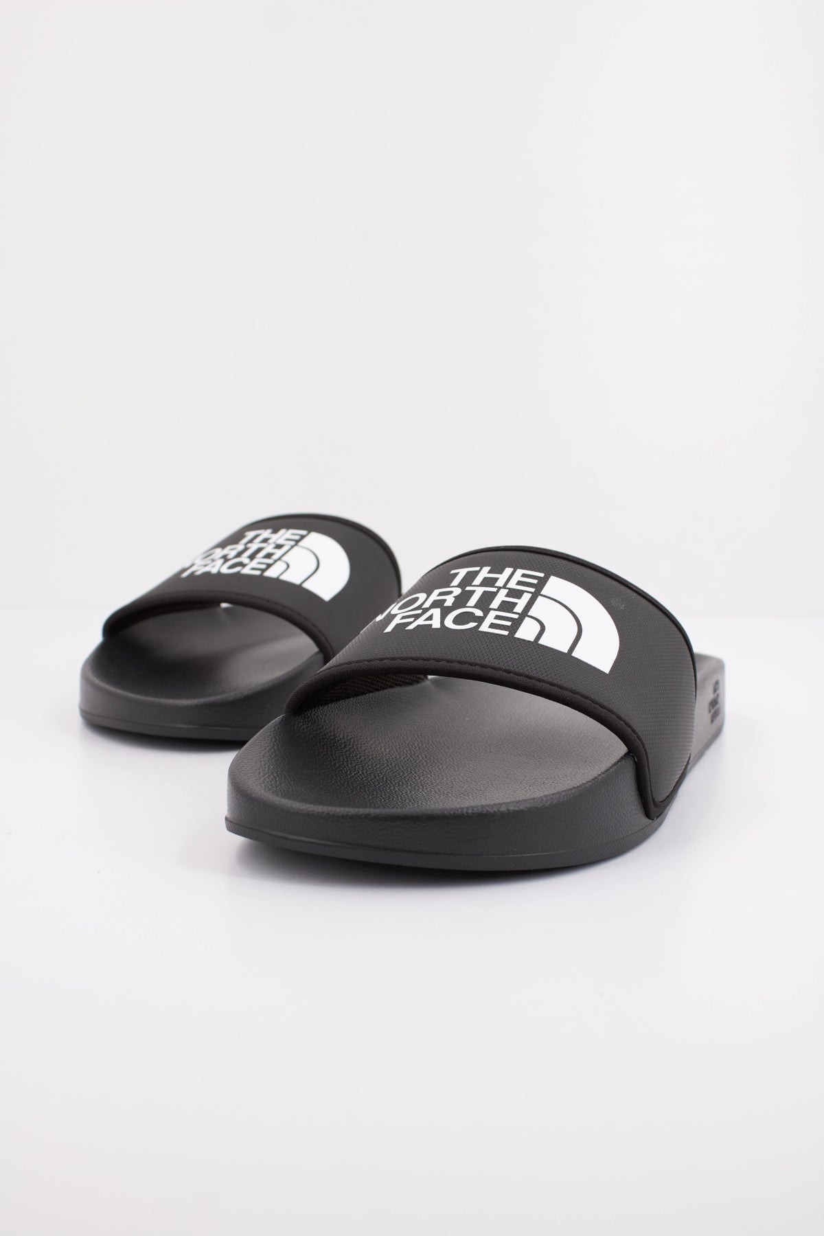 THE NORTH FACE PALA M BASECAMP SLIDE en color NEGRO (2)