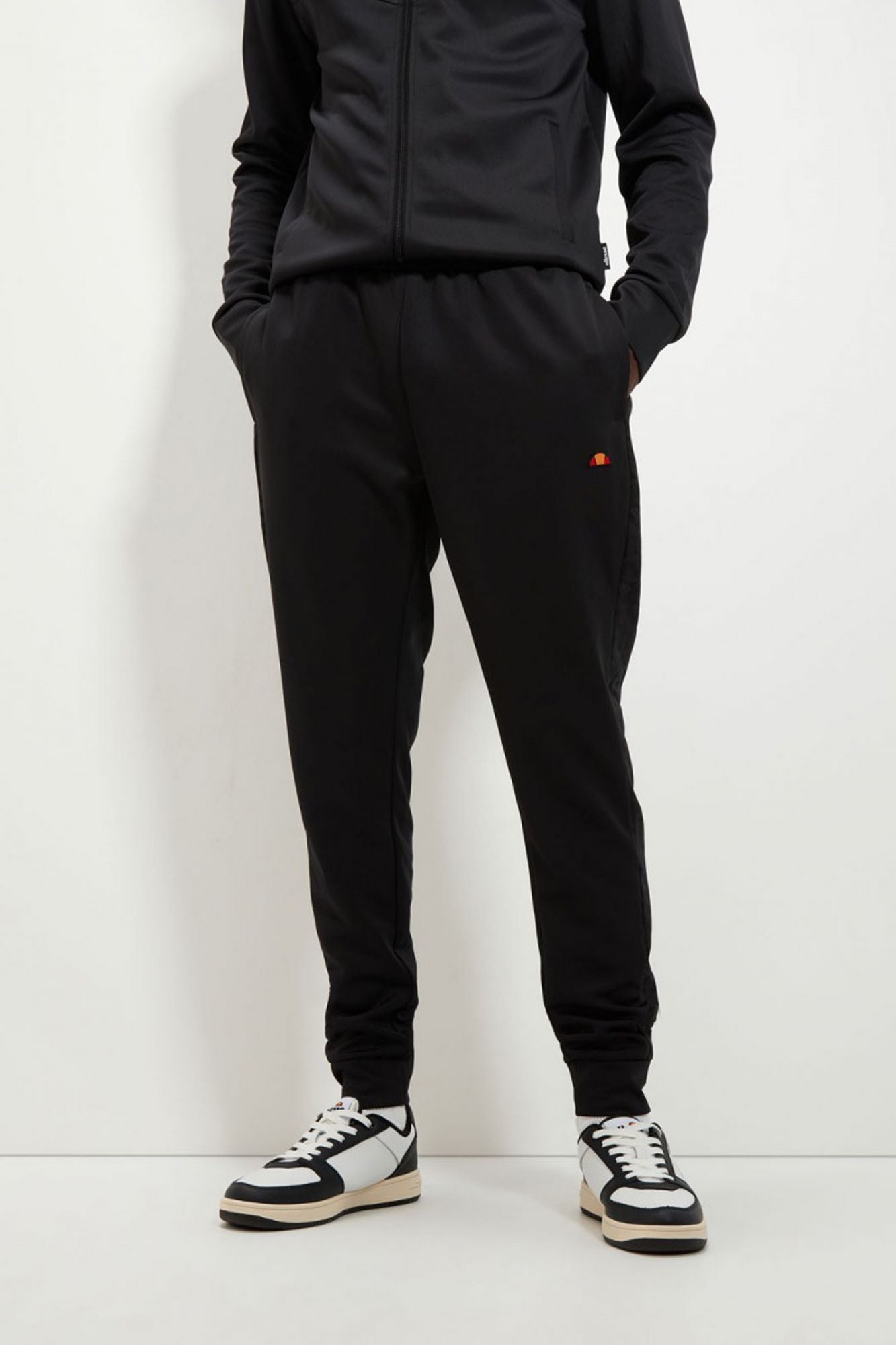 ELLESSE JARDIN TRACK PANT en color NEGRO (1)