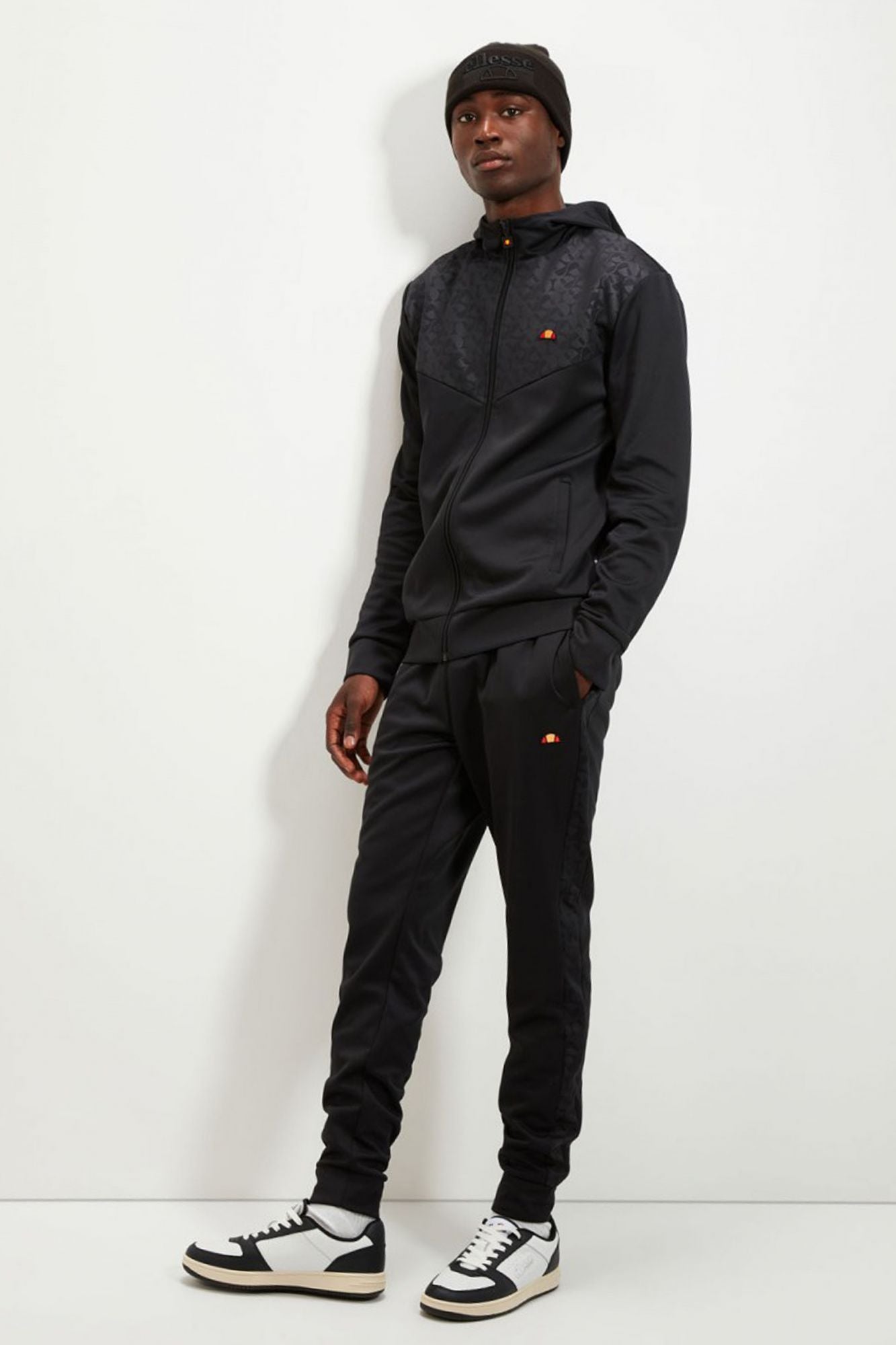 ELLESSE JARDIN TRACK PANT en color NEGRO (2)