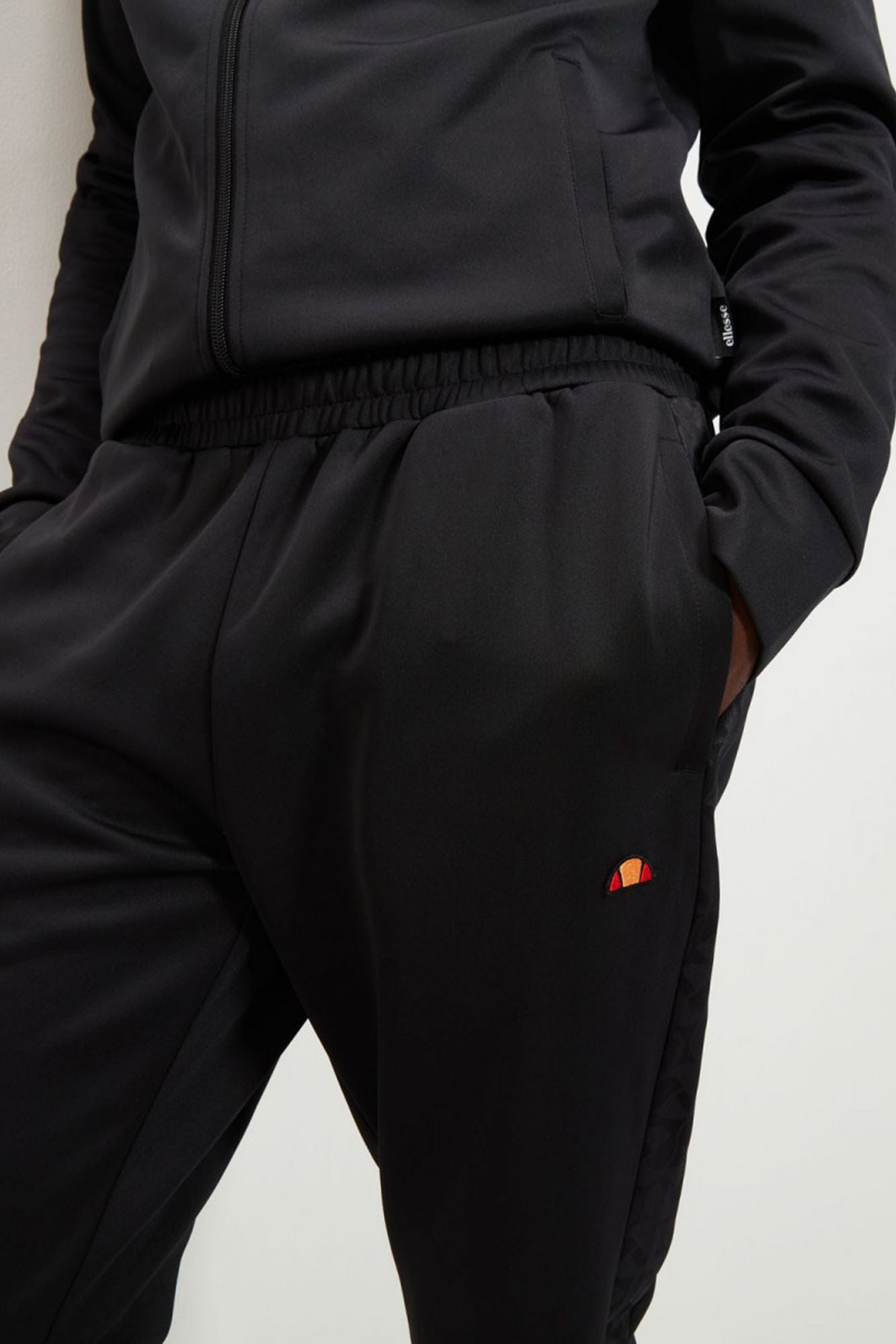 ELLESSE JARDIN TRACK PANT en color NEGRO (4)