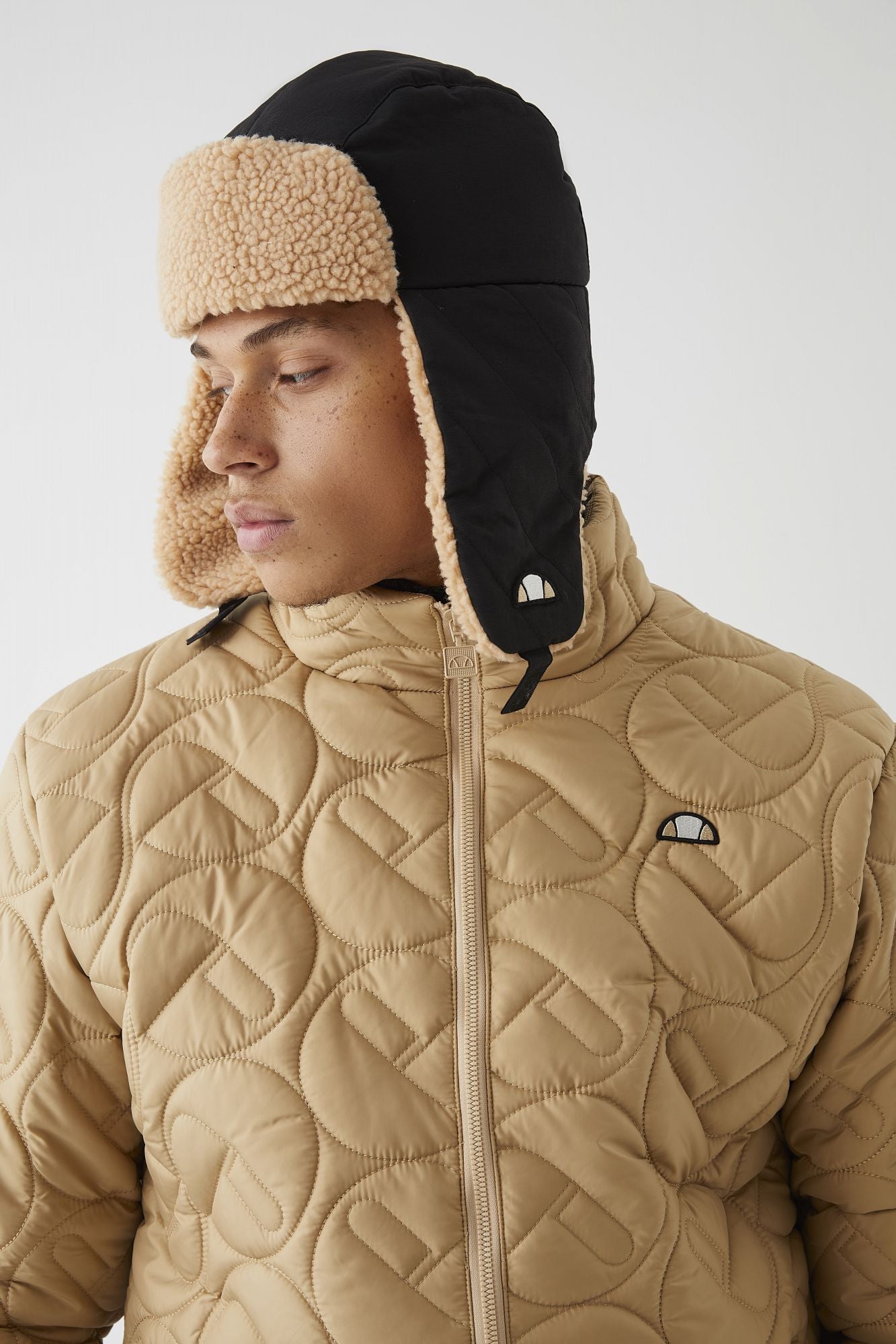 ELLESSE ALMOND TRAPPER en color NEGRO (2)