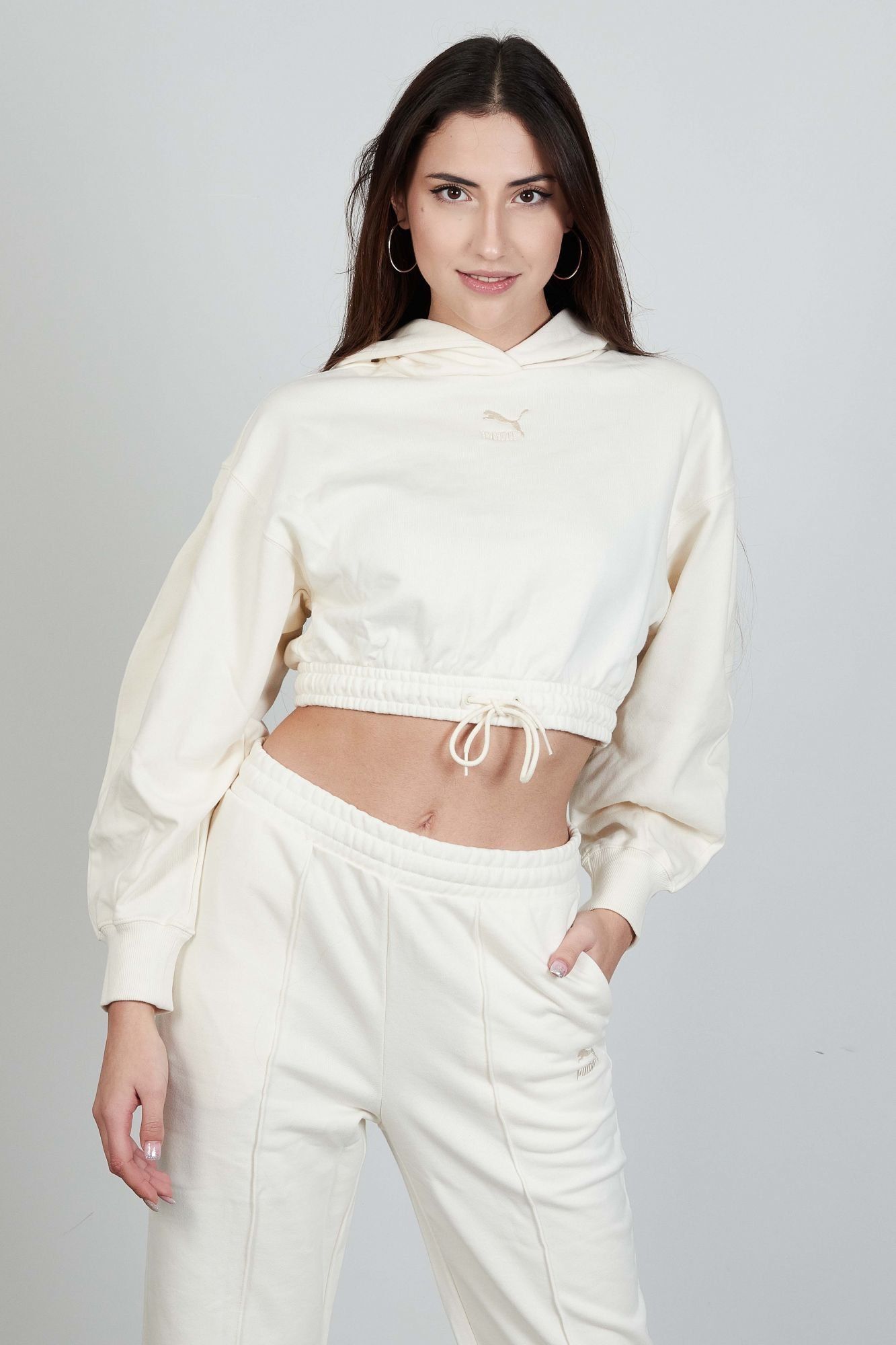 PUMA CLASSIC CROPPED HOODIE TR en color BLANCO (1)
