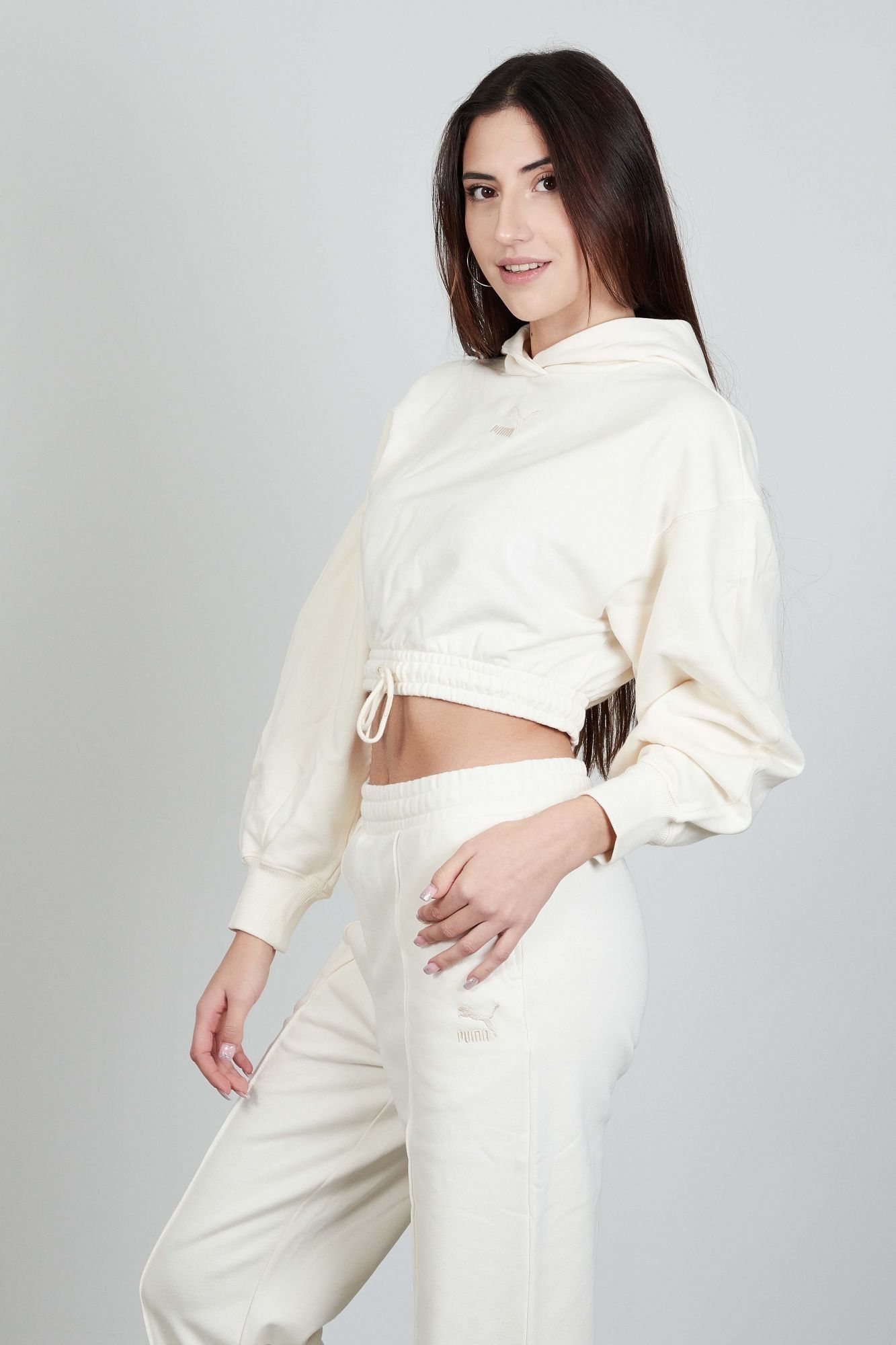 PUMA CLASSIC CROPPED HOODIE TR en color BLANCO (2)