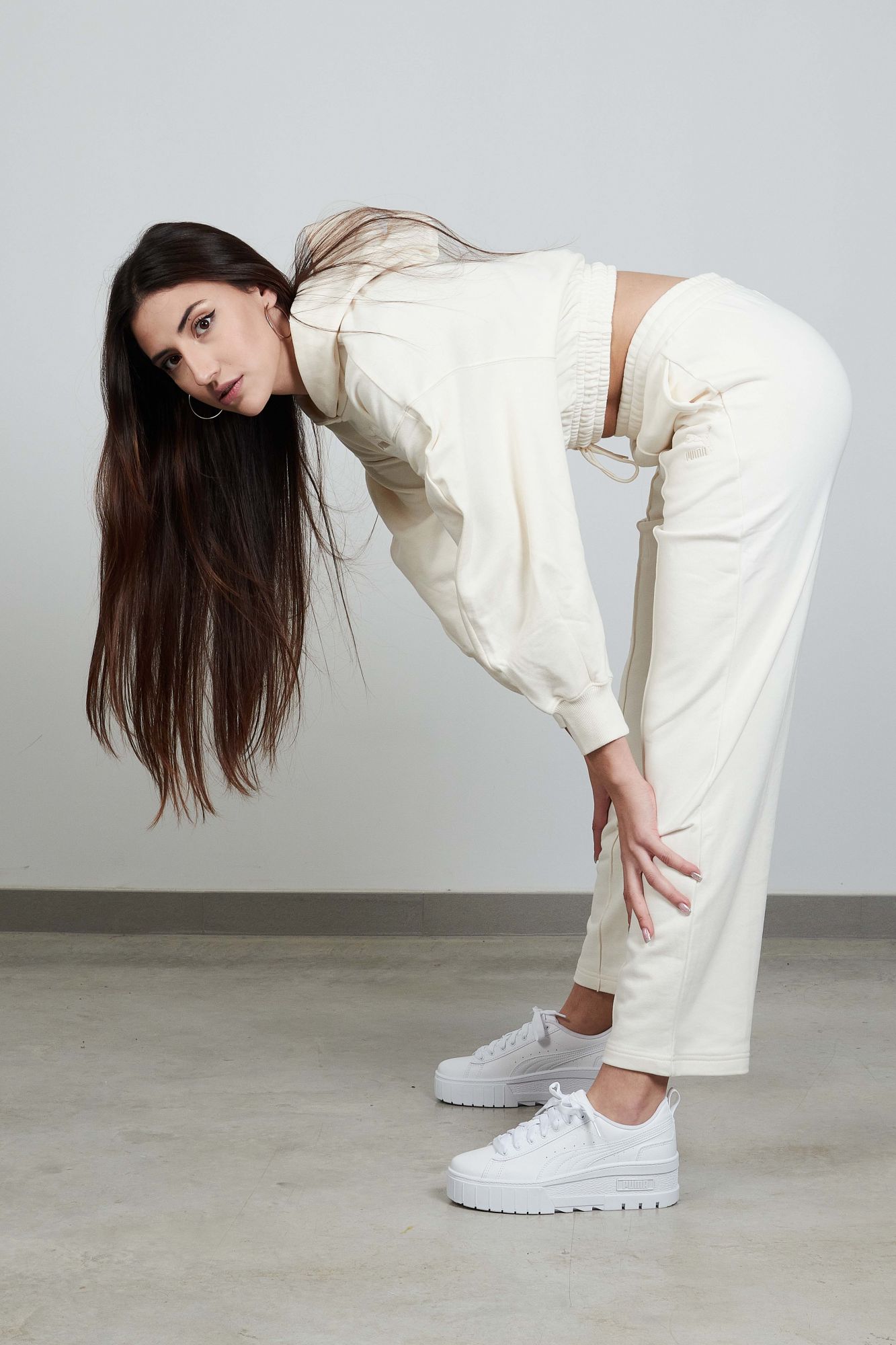 PUMA CLASSIC CROPPED HOODIE TR en color BLANCO (4)