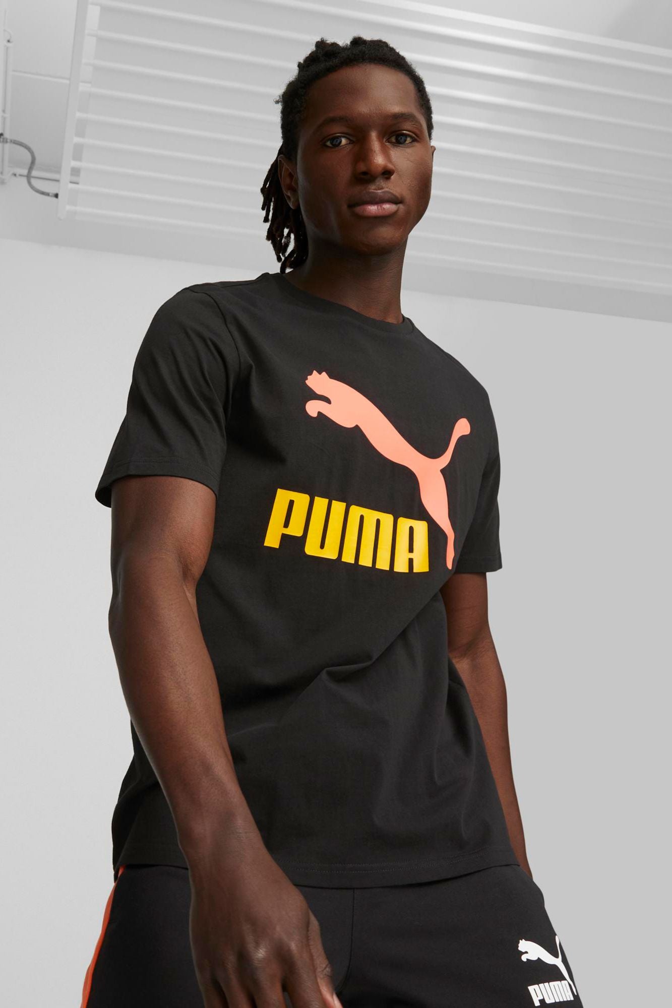 PUMA CLASSICS LOGO TEE en color NEGRO (1)