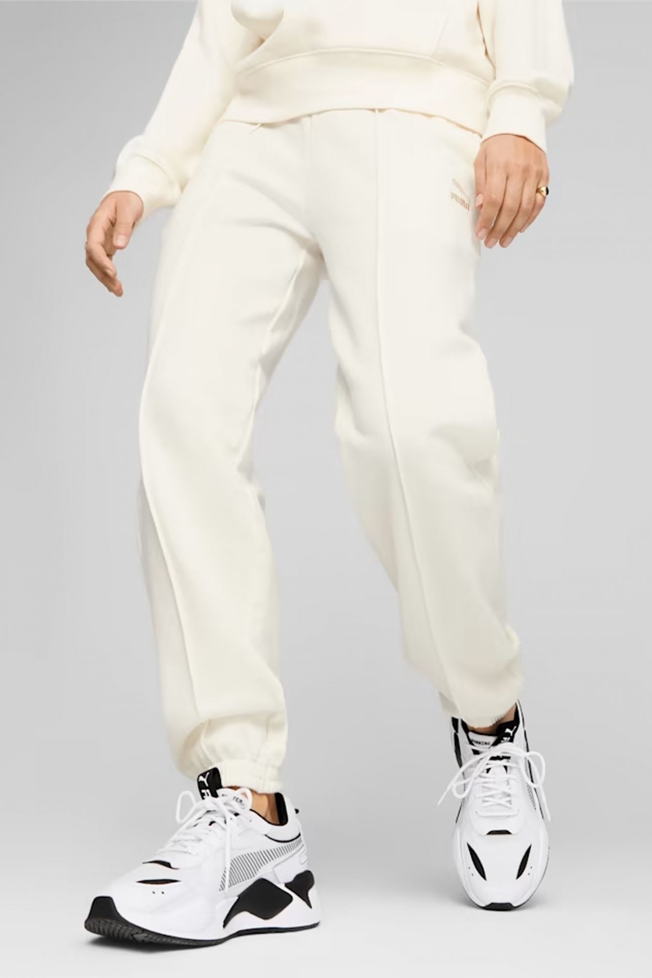 PUMA CLASSICS SWEATPANTS en color BEIS (1)