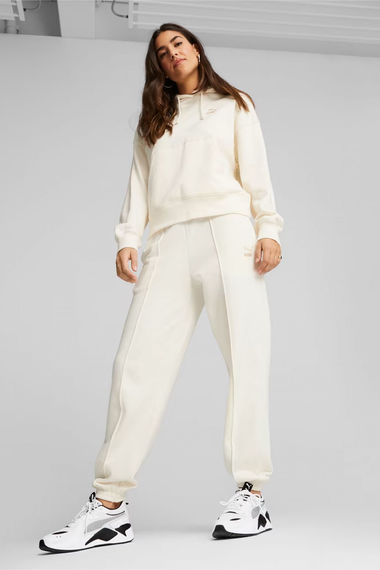 PUMA CLASSICS SWEATPANTS en color BEIS (4)