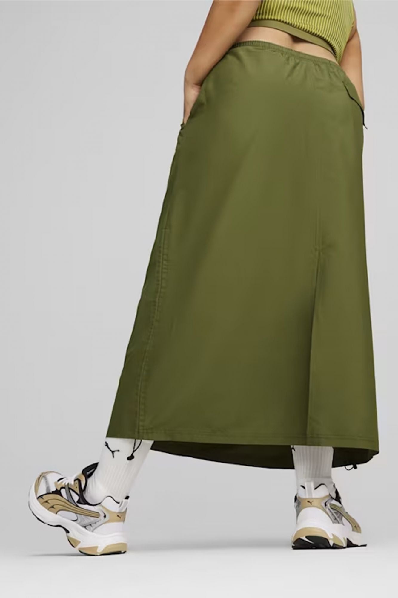 PUMA DARE TO MIDI WOVEN SKIRT en color VERDE (3)