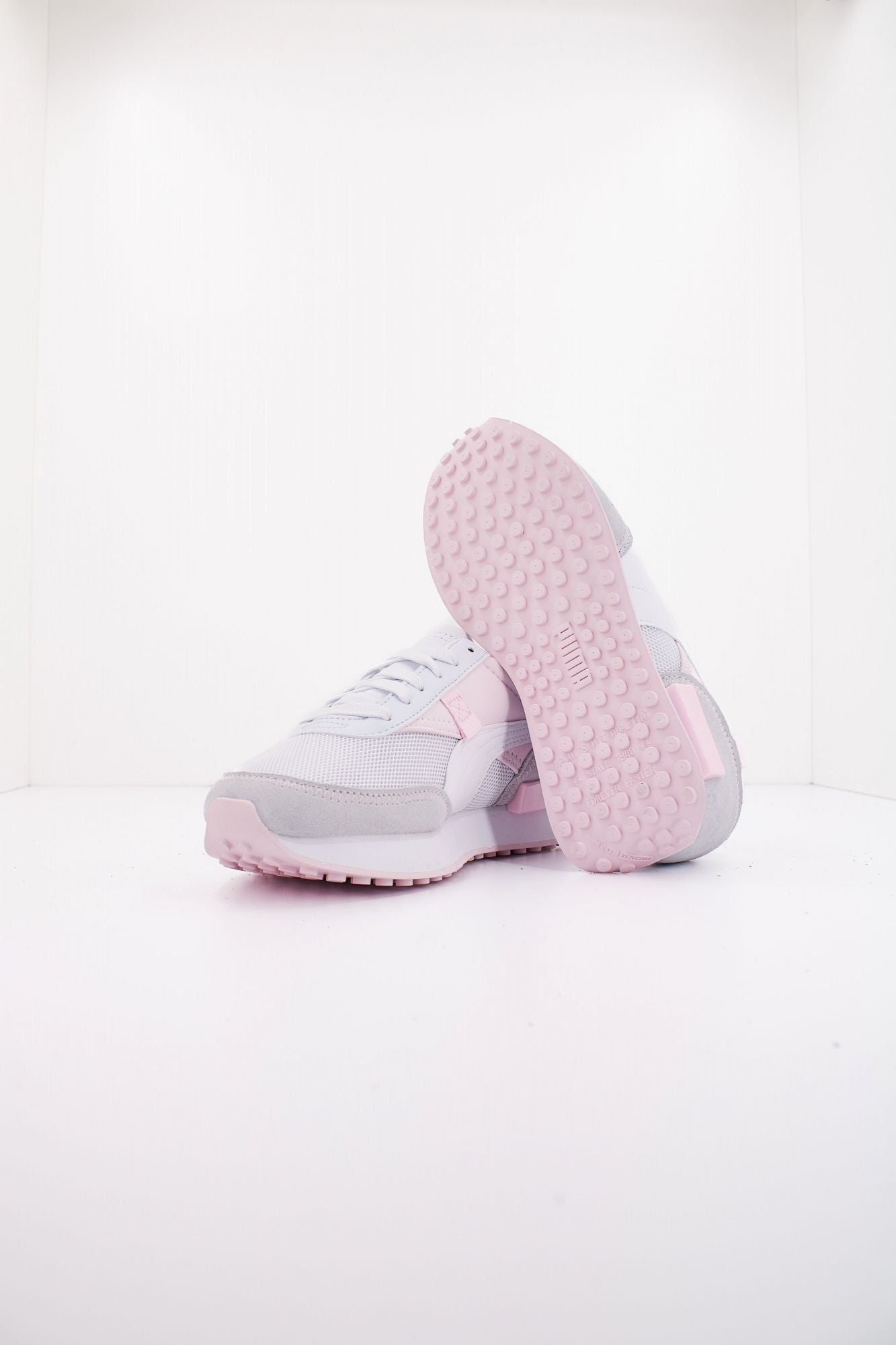 PUMA FUTURE RIDER QUEEN OF <3S en color BLANCO (4)