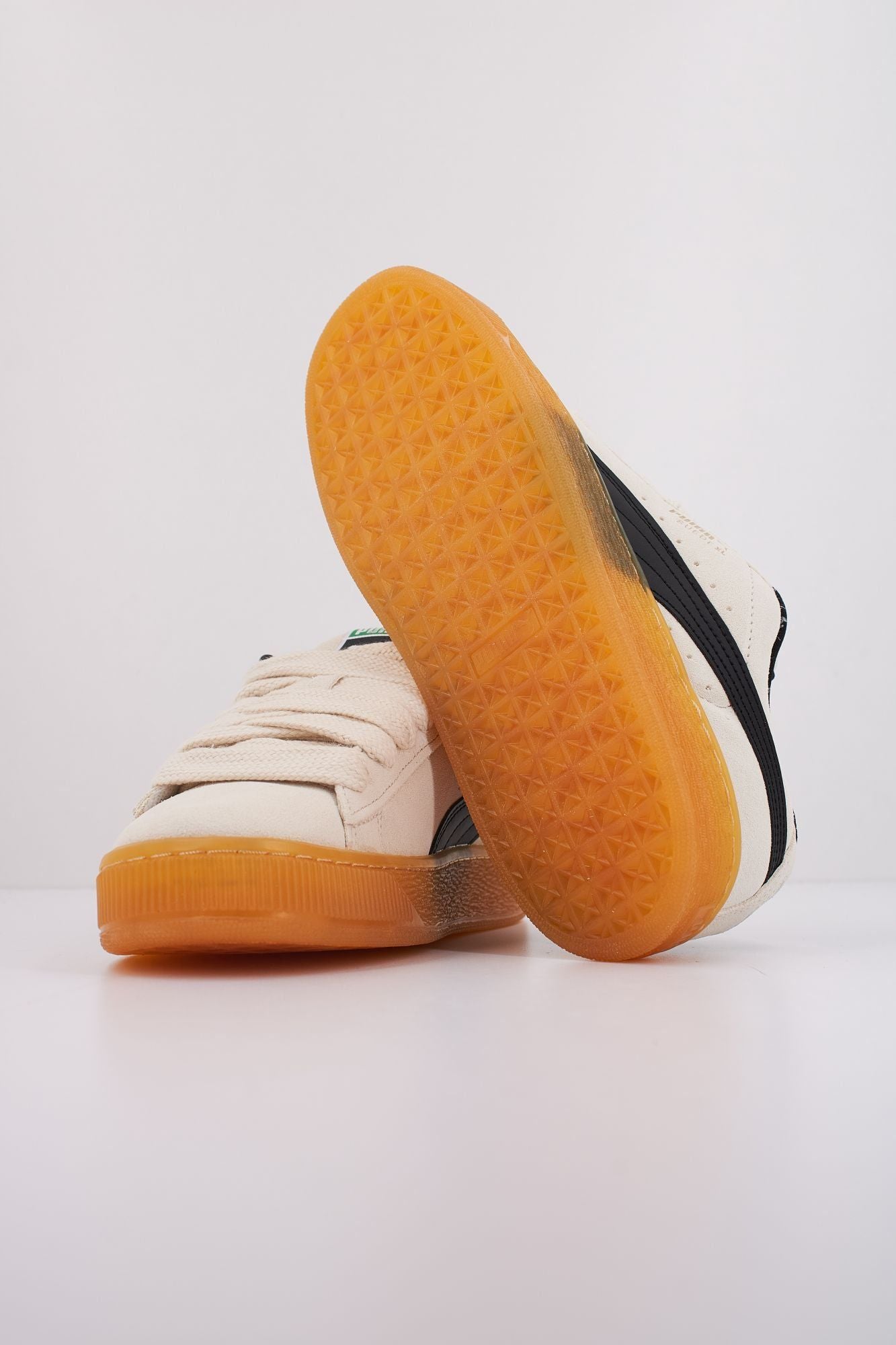 PUMA SUEDE XL DARK RISK en color BLANCO (5)