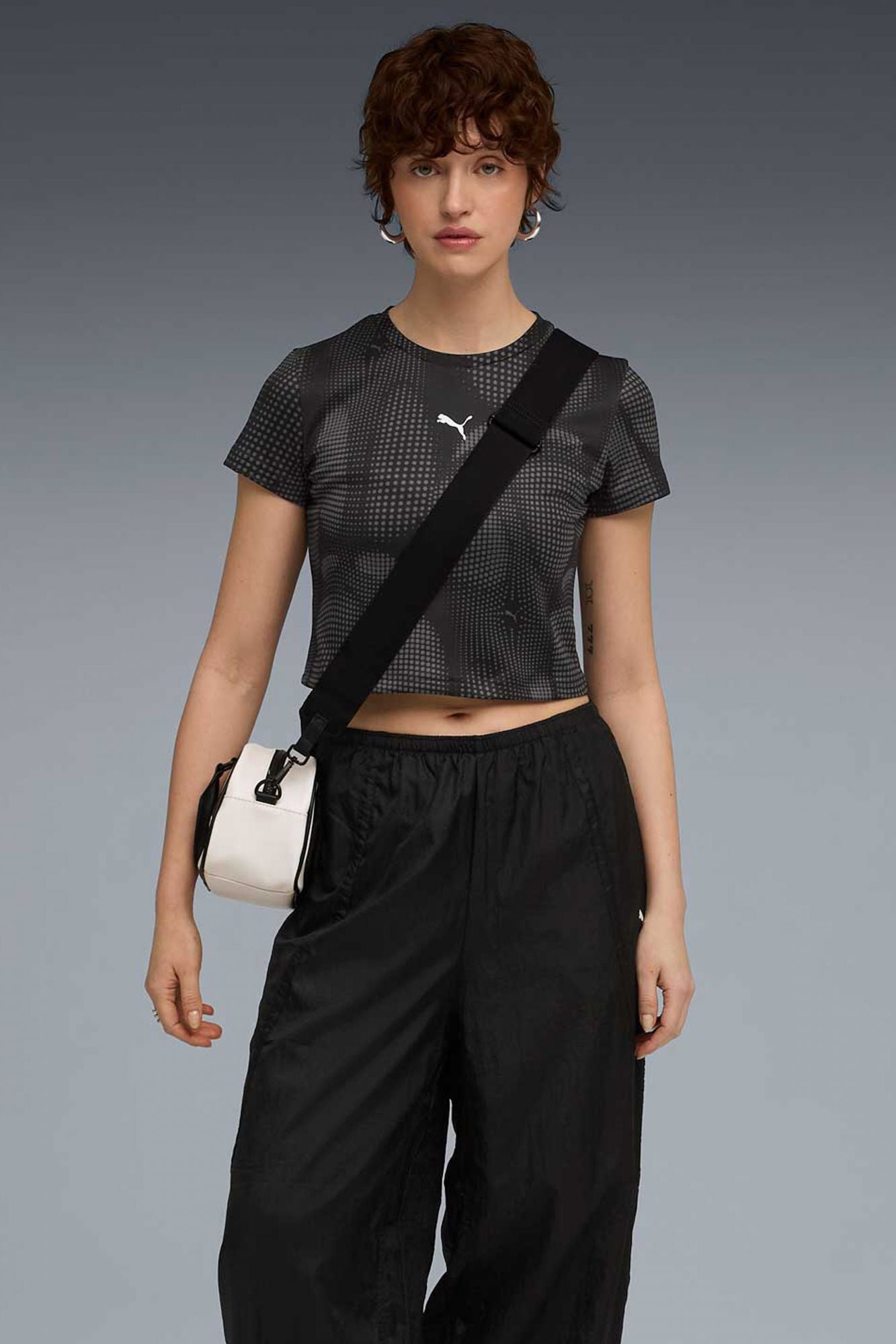 PUMA DARE TO AOP BABY TEE en color NEGRO (3)