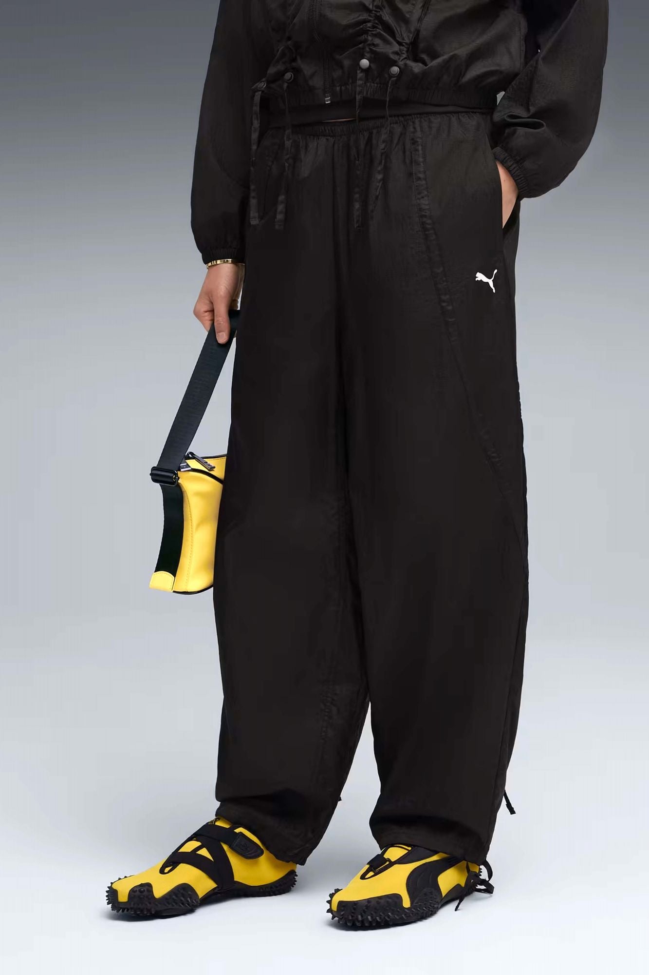 PUMA DARE TO WOVEN PANTS en color NEGRO (1)