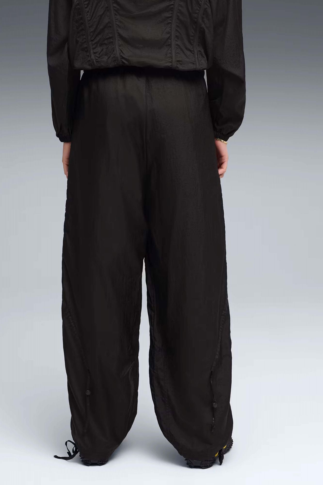 PUMA DARE TO WOVEN PANTS en color NEGRO (3)