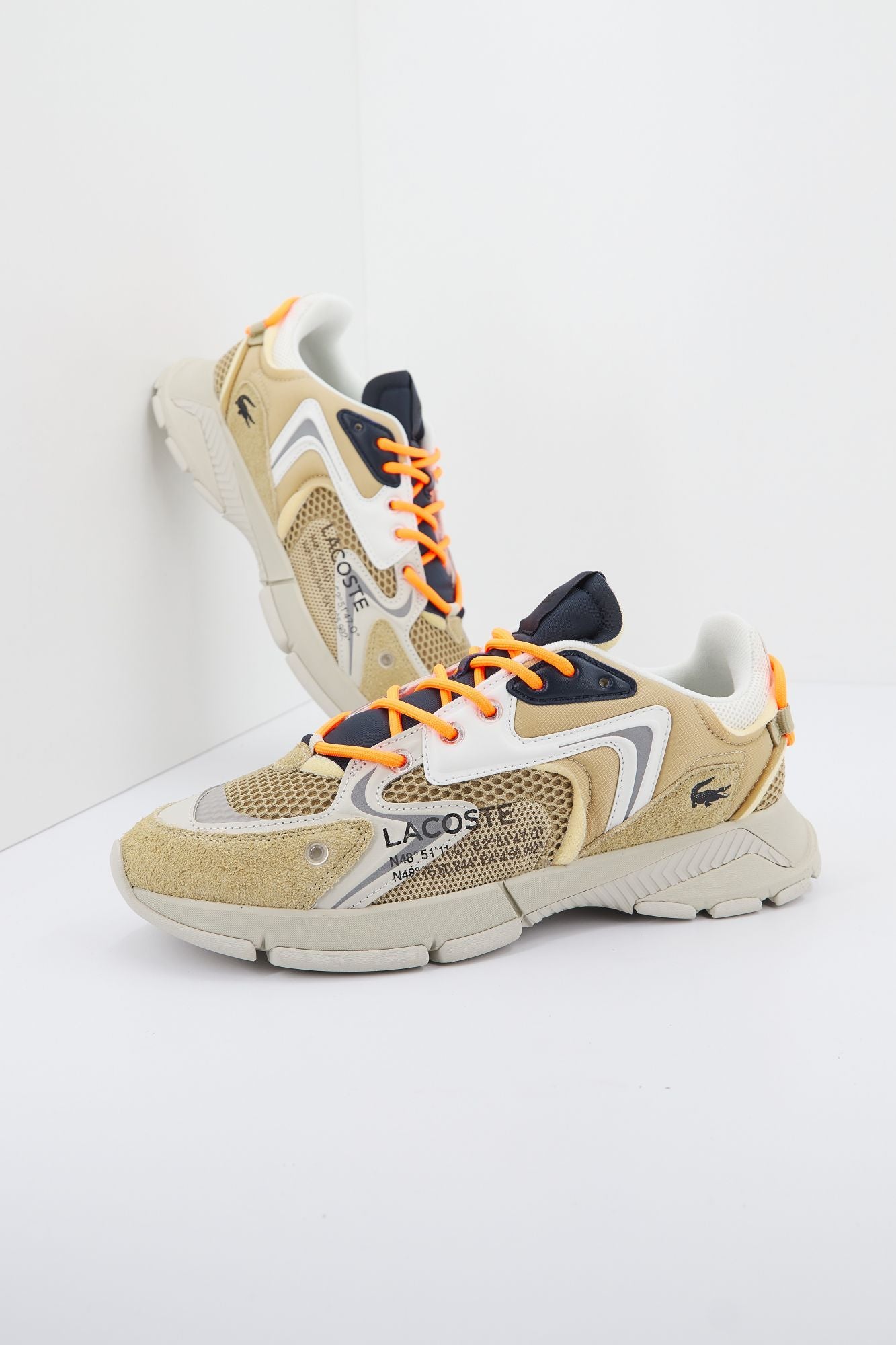 LACOSTE L003 NEO SMA en color MARRON CLARO (1)