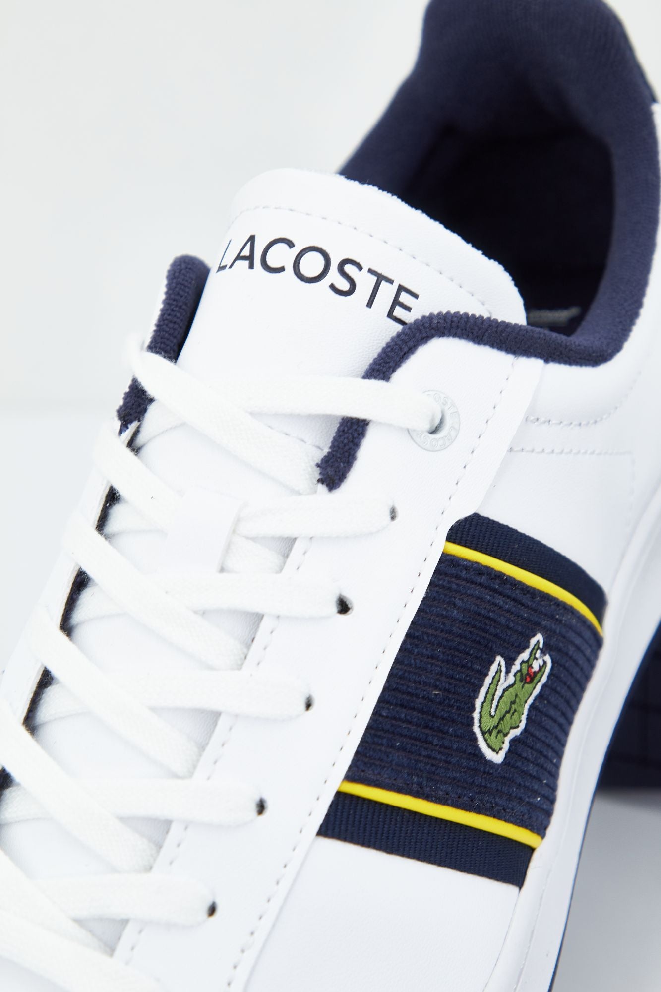 LACOSTE CARNABY PRO CGR 2231 SMA en color BLANCO (3)