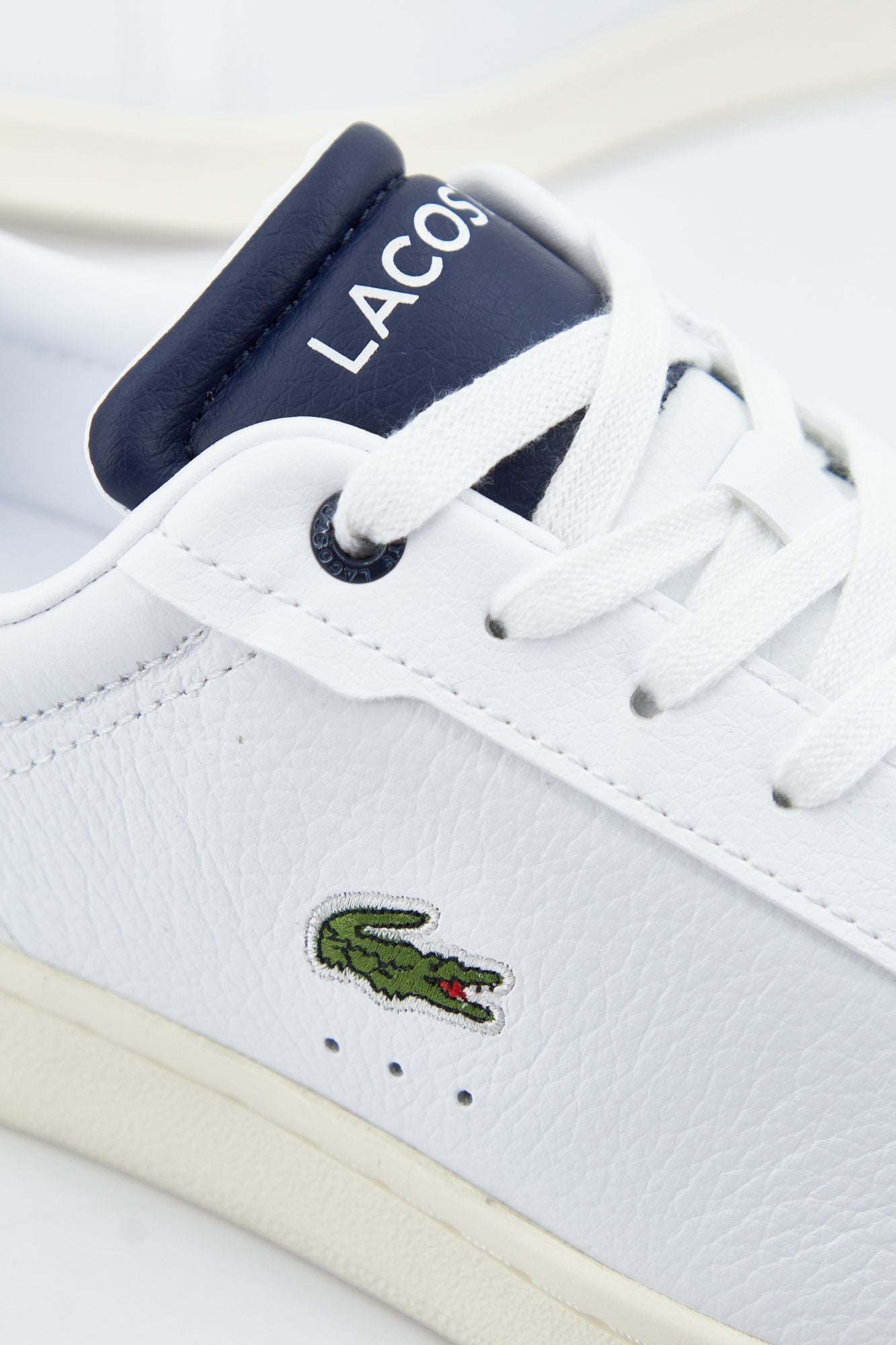 LACOSTE CARNABY PRO 2231 SFA en color BLANCO (3)