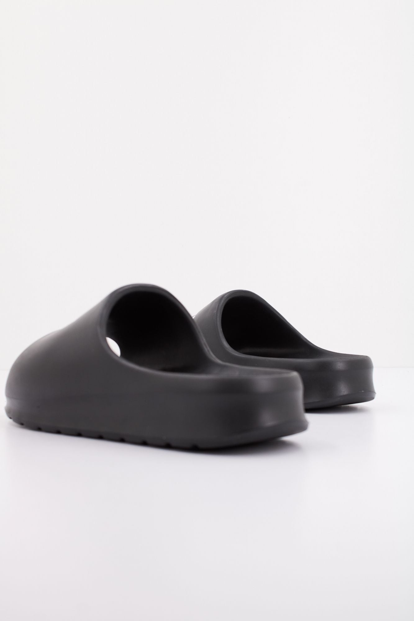 LACOSTE SERVE SLIDE 2.0 SYNTHETIC en color NEGRO (3)