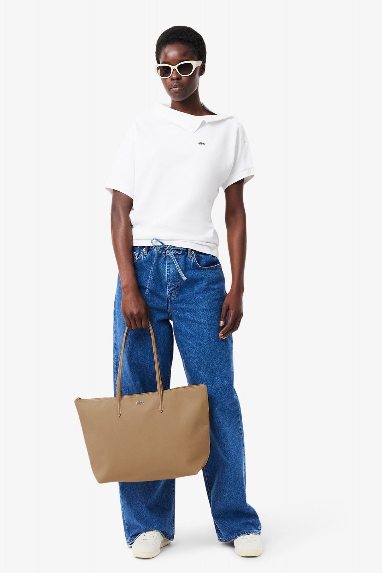 LACOSTE LARGE COATED CANVAS TOTE en color MARRON CLARO (4)