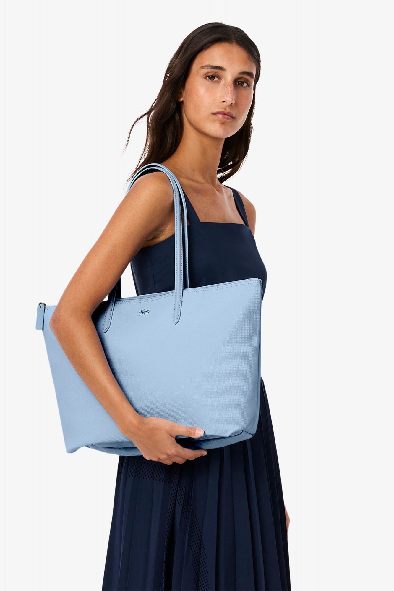 LACOSTE LARGE COATED CANVAS TOTE en color AZUL (3)
