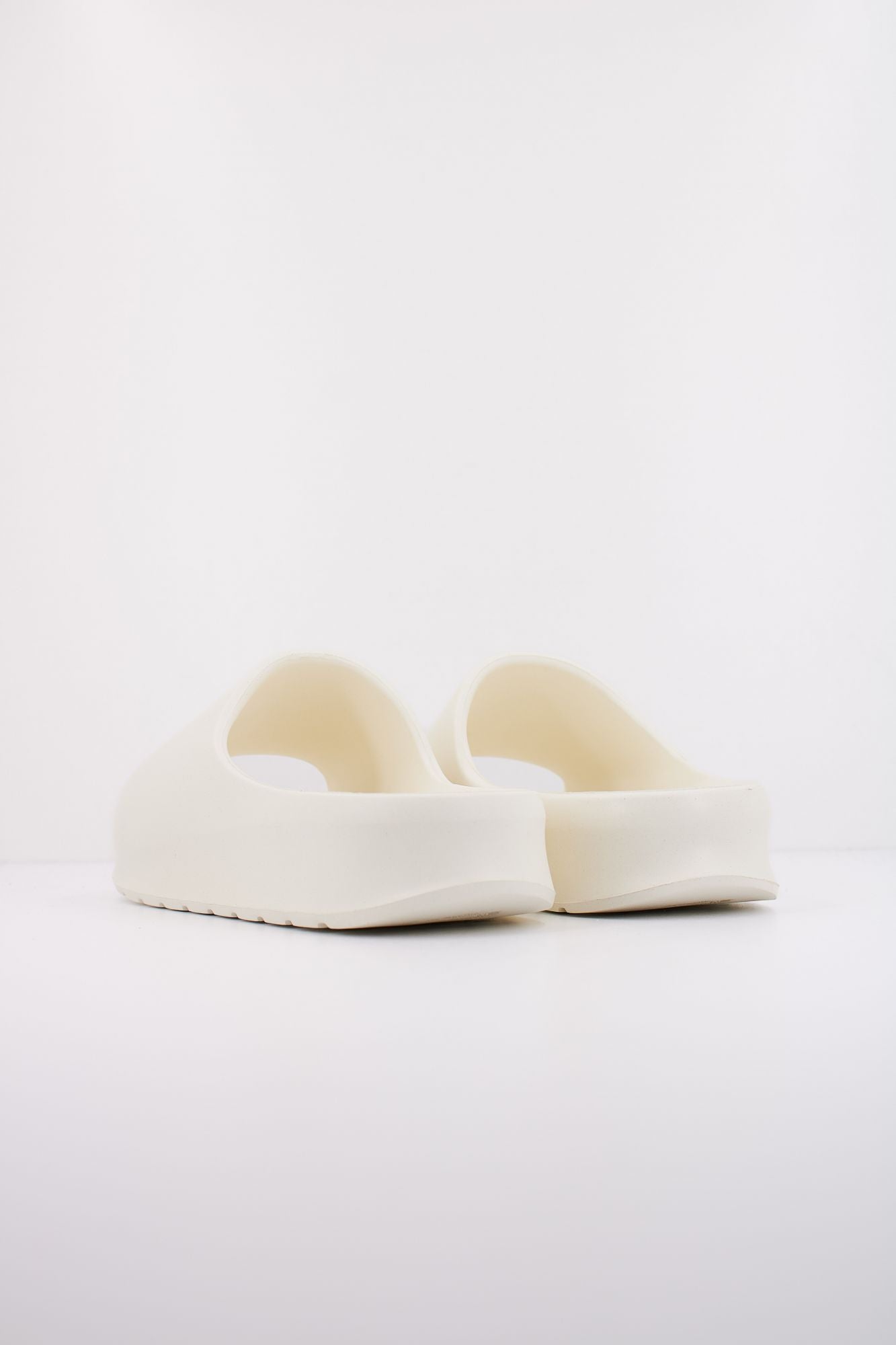 LACOSTE MEN'S SERVE SLIDE 2.0 en color BLANCO (4)