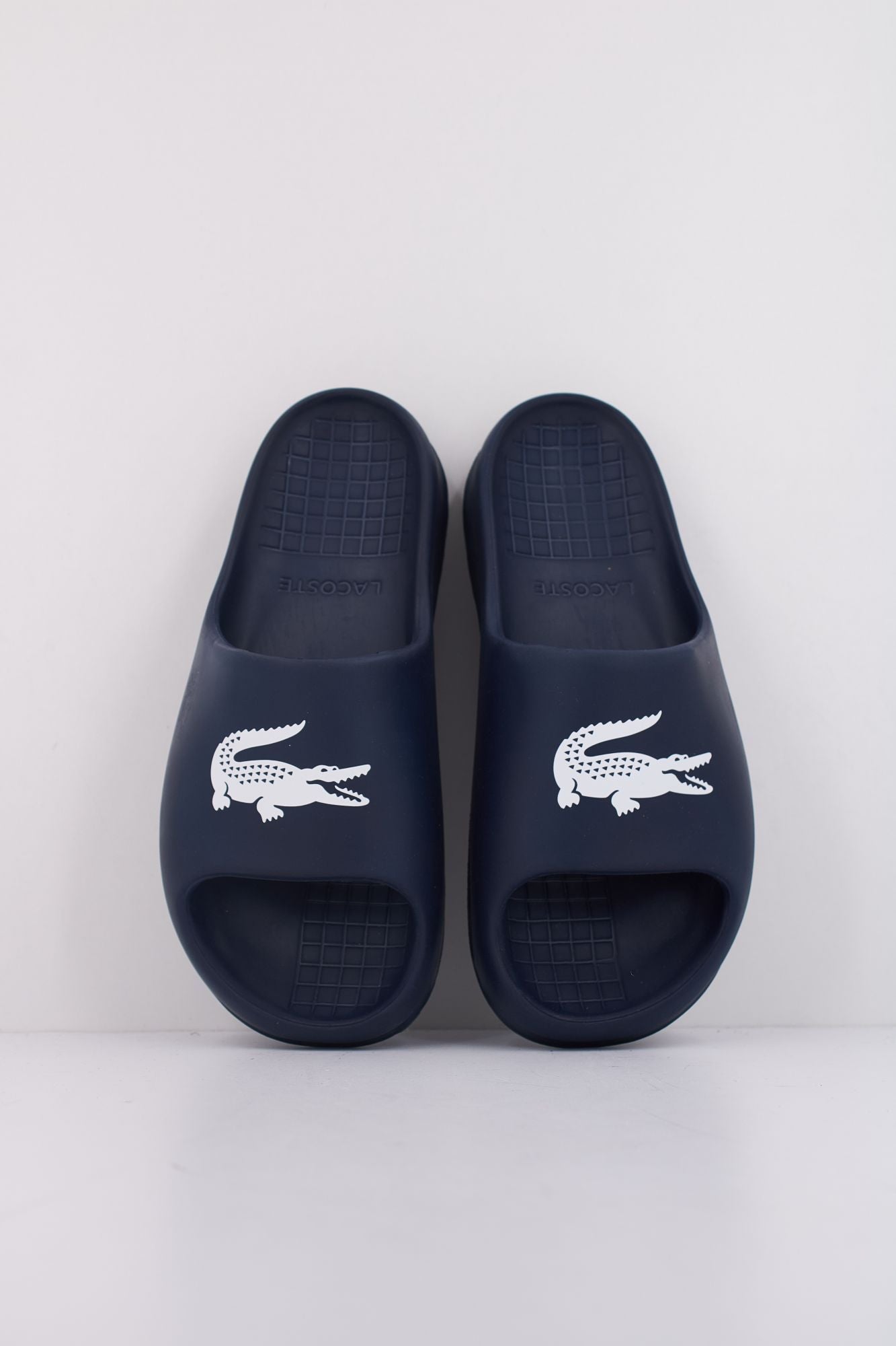 LACOSTE MEN'S SERVE SLIDE 2.0 en color AZUL (3)