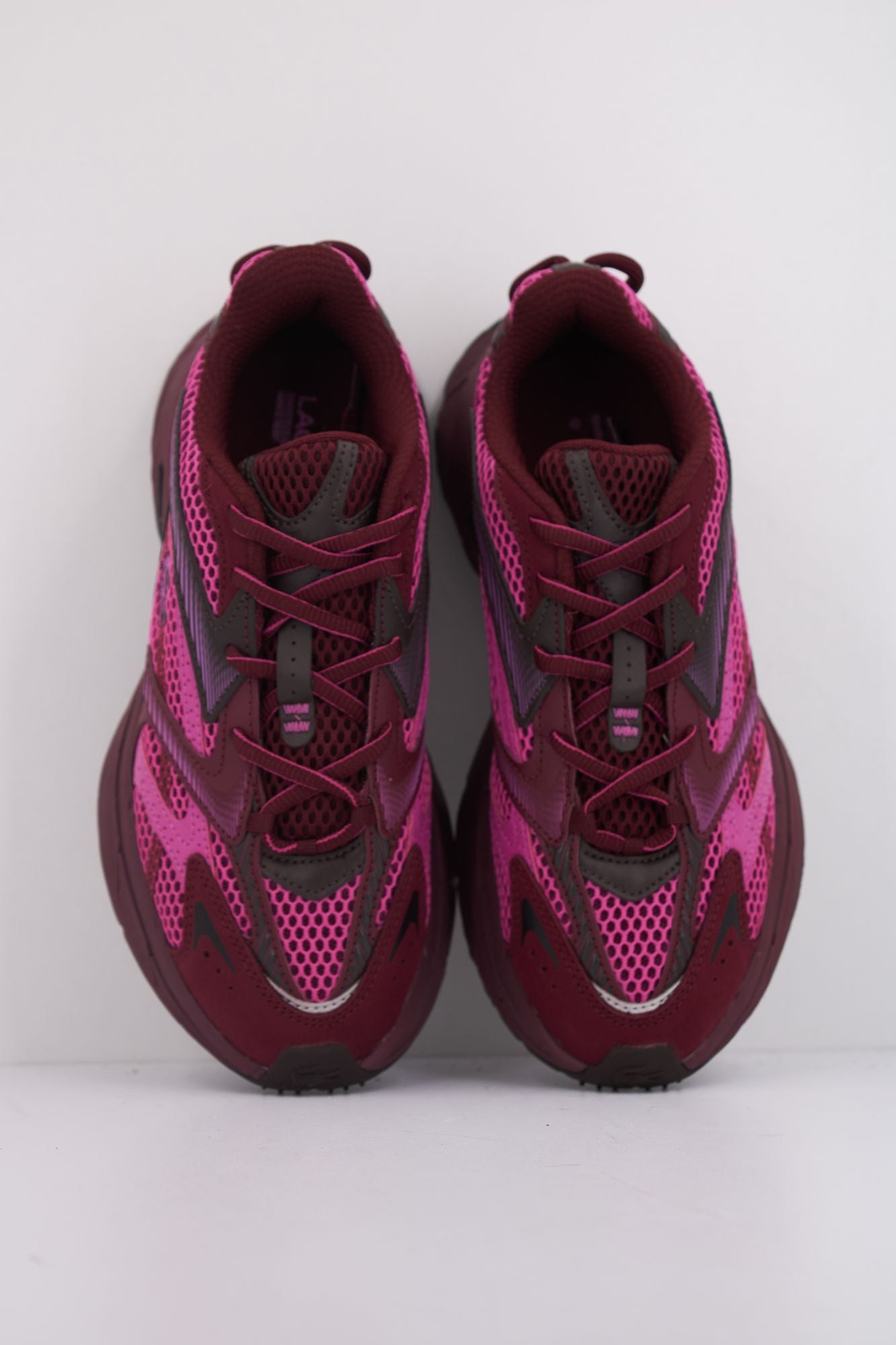 LACOSTE L003 NEO SHOT en color BURDEOS (3)