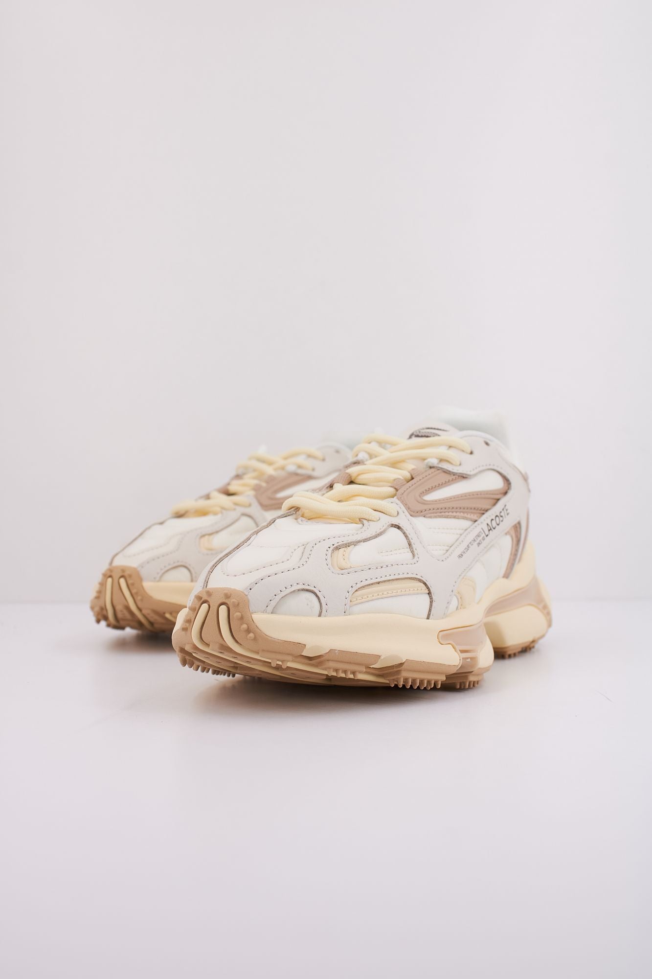 LACOSTE L003 2K24 en color BEIS (2)