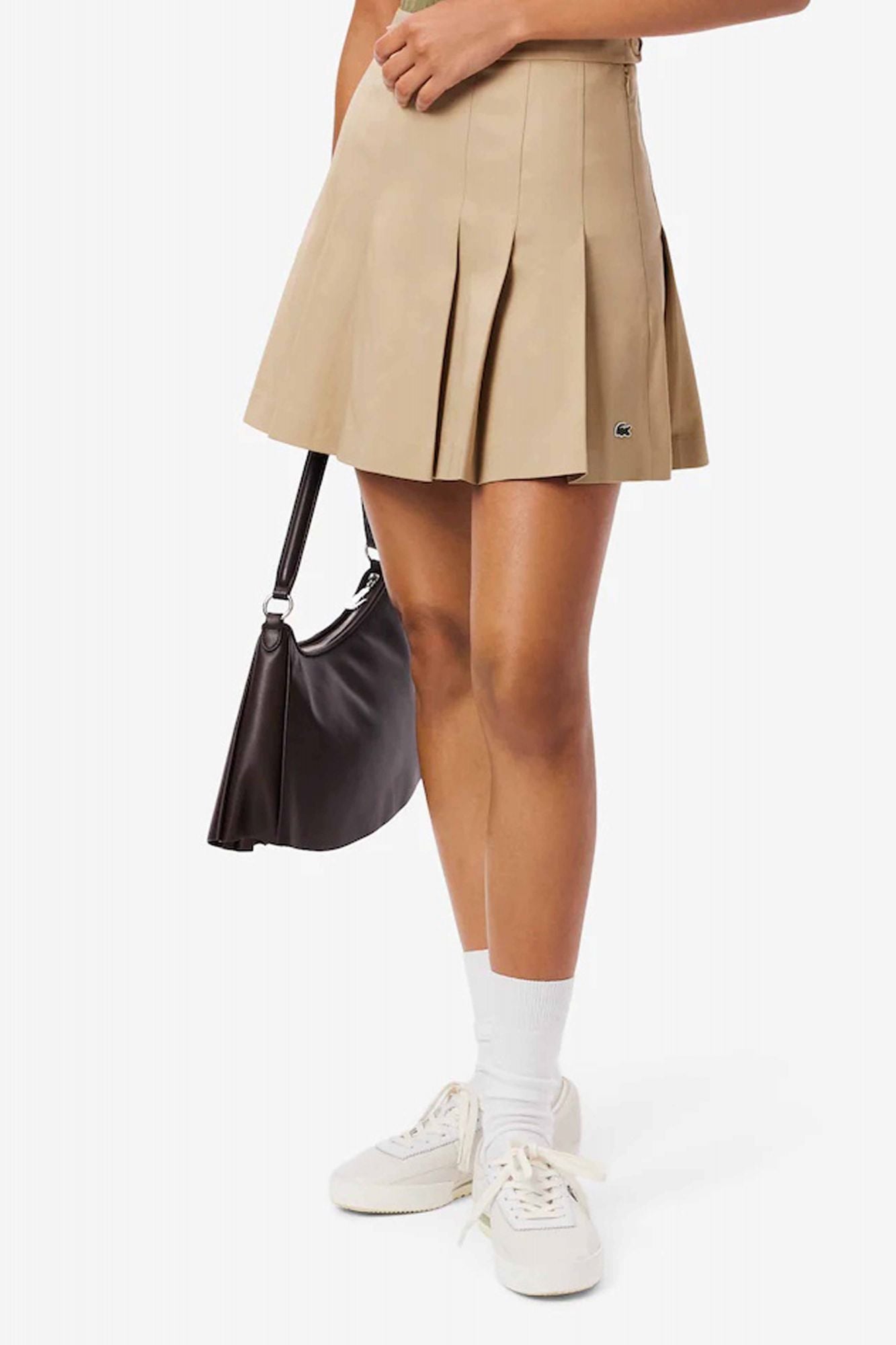 LACOSTE SHORT STRETCH COTTON PLEATED SKIRT en color MARRON CLARO (1)