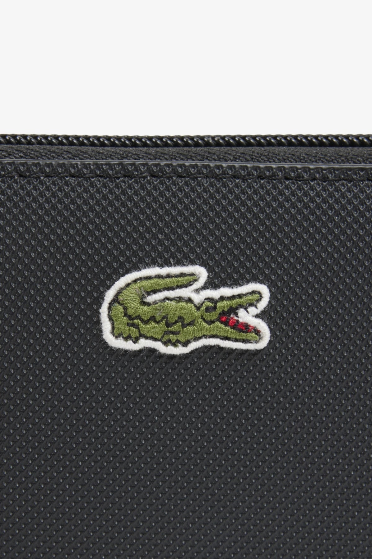 LACOSTE NF2900PK ZIP WALLET en color NEGRO (3)