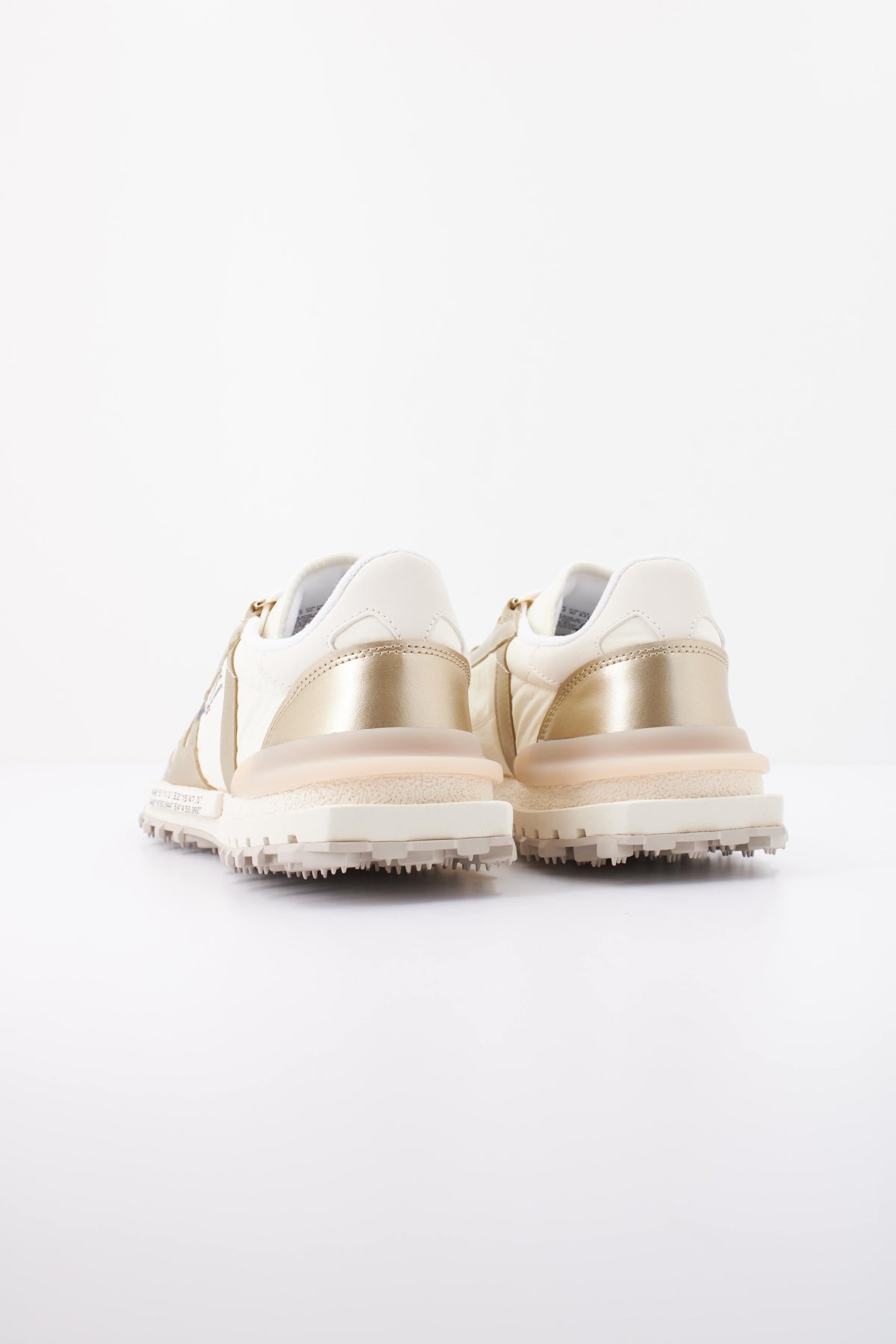 LACOSTE ELITE ACTIVE en color ORO (4)