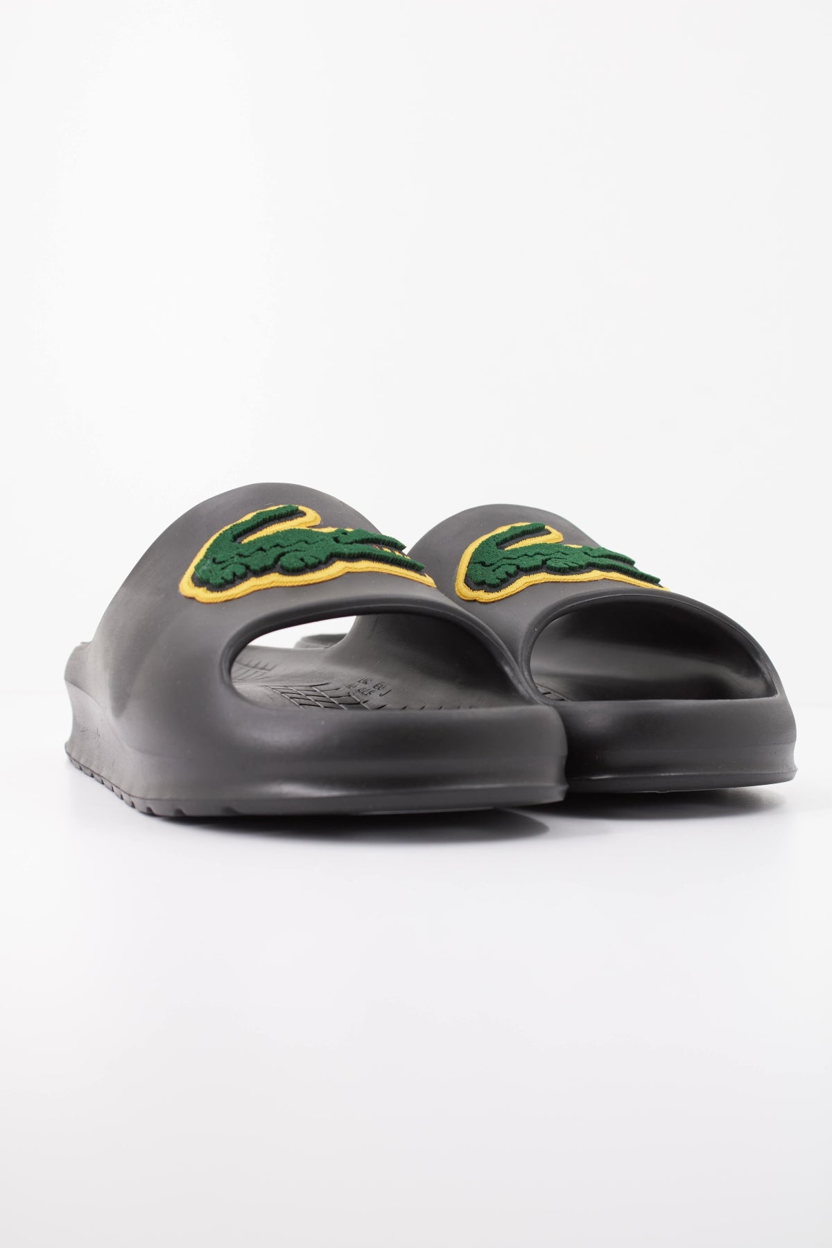 LACOSTE SERVE SLIDE 52CMA0001 en color NEGRO (3)