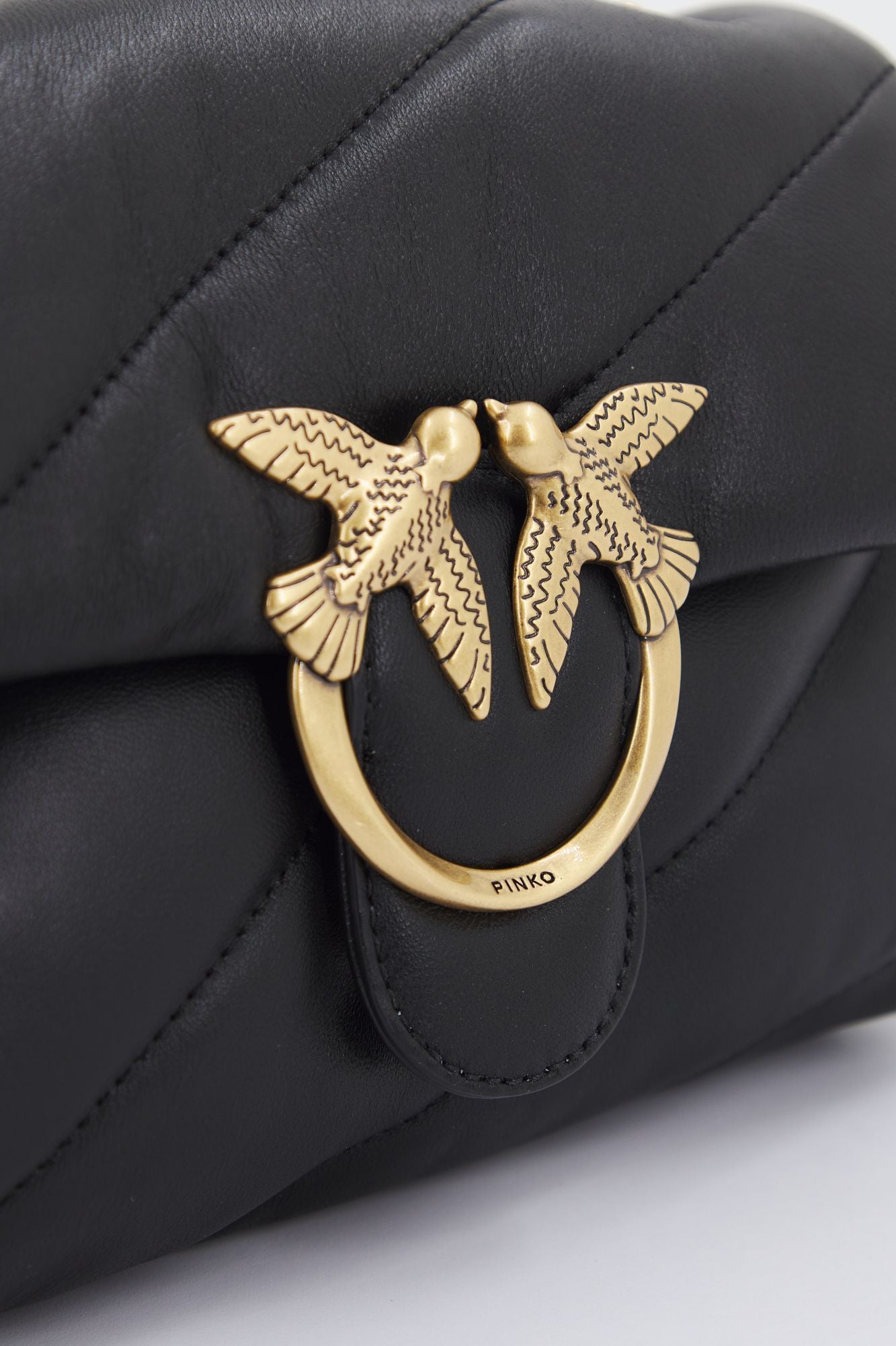 PINKO LOVE MINI PUFF MAXI en color NEGRO (5)