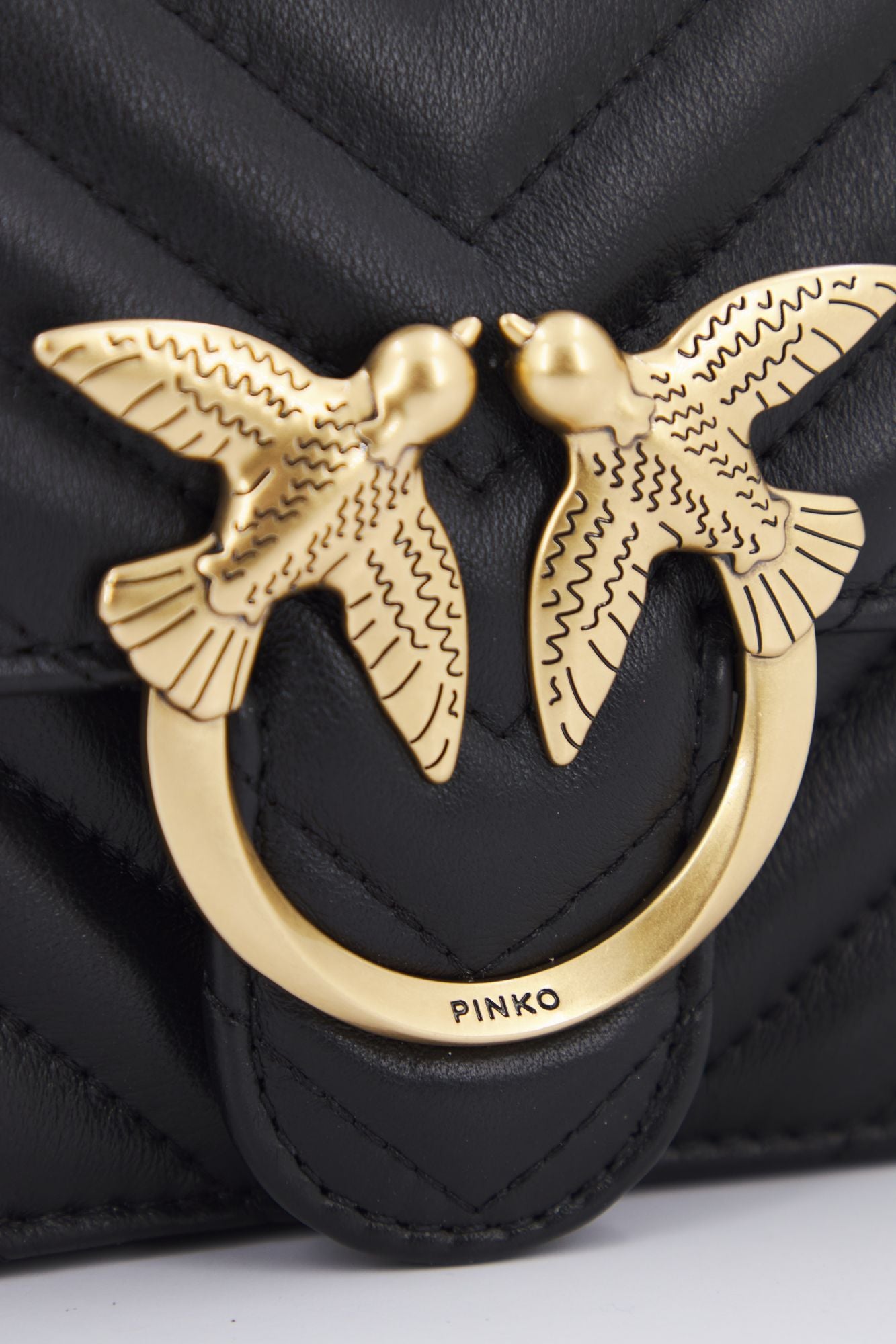 PINKO LOVE MINI ICON CHEVRON en color NEGRO (4)